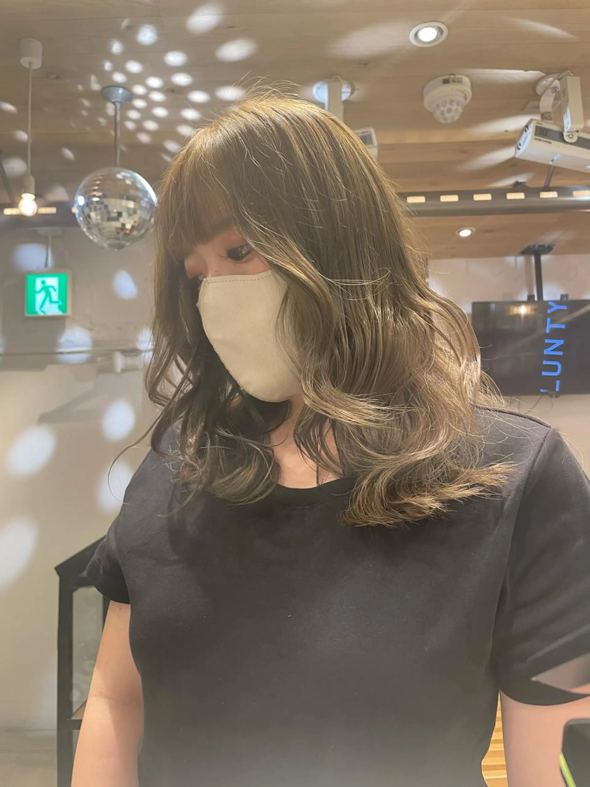 セミロング カラー 艶ハイトーン👑♡ NATSUKIのヘアスタイル