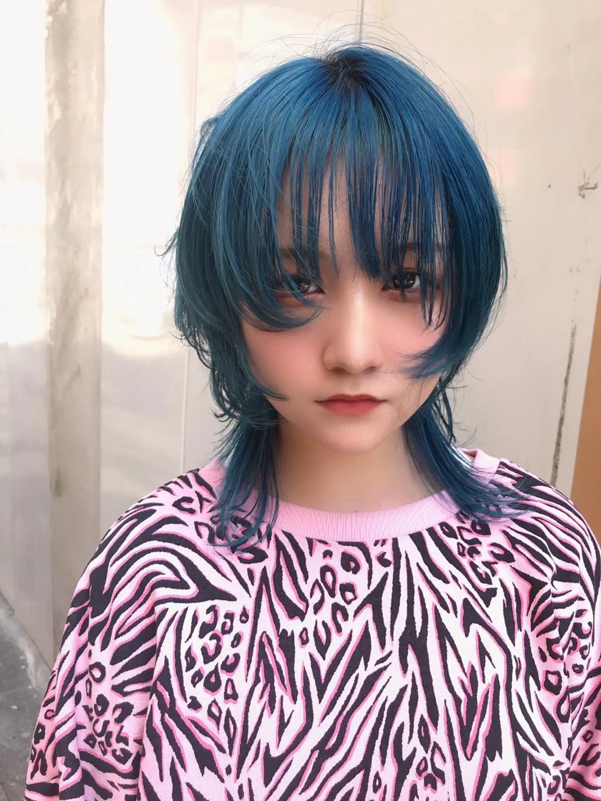 ミディアム カラー アクアカラー ブルーカラー ウルフカット ホワイト&レイヤーカ ットエクステ長畠俊輔のヘアスタイル