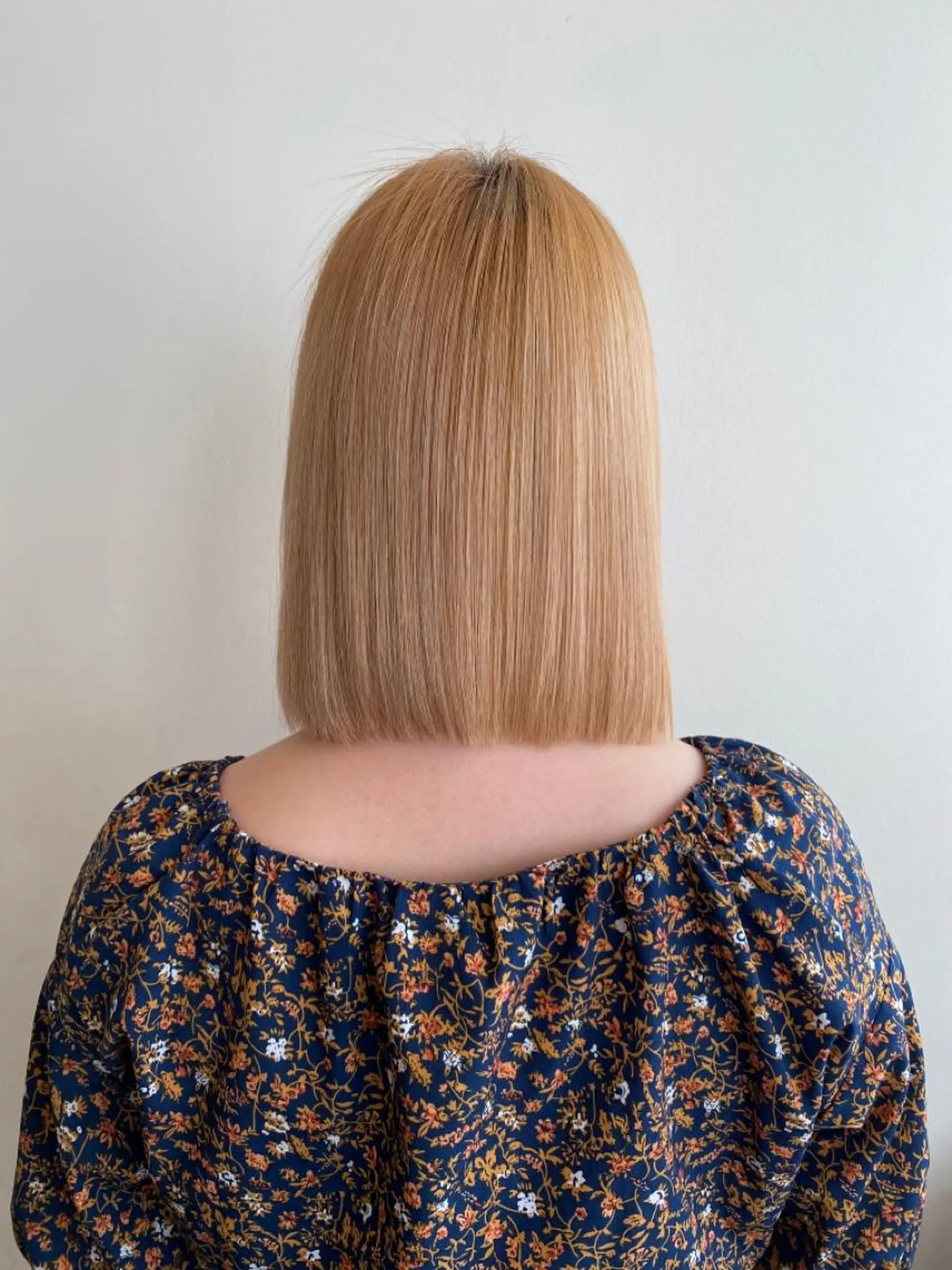 ミディアム MIOベージュカラー 柔らかいカラーのヘアスタイル