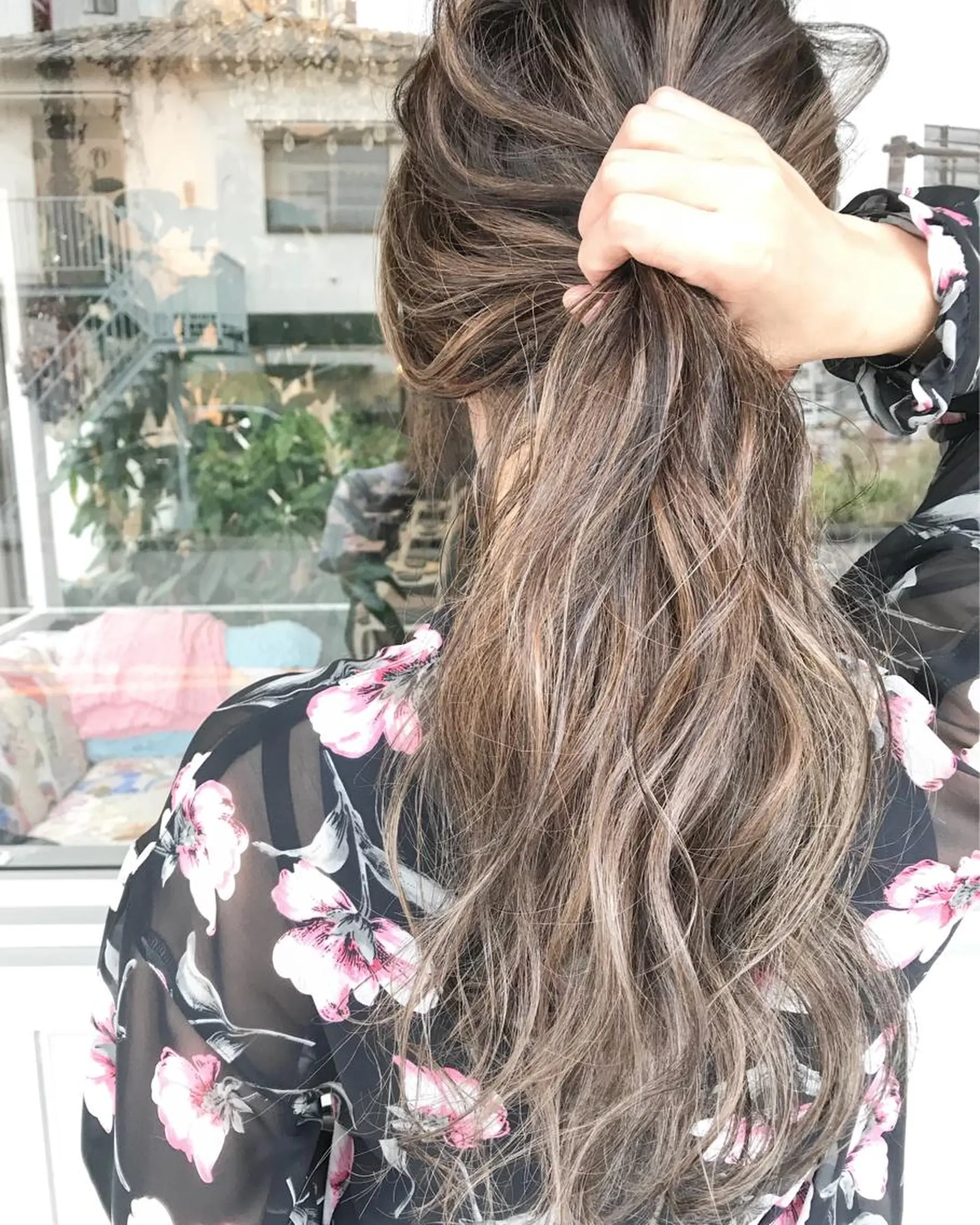 ロング カラー ヘアアレンジ お団子ヘア 切りっぱなしボブ バレイヤージュ ブリーチ グラデーションカラー Mariana/ 鶴原-ハイライトのヘアスタイル