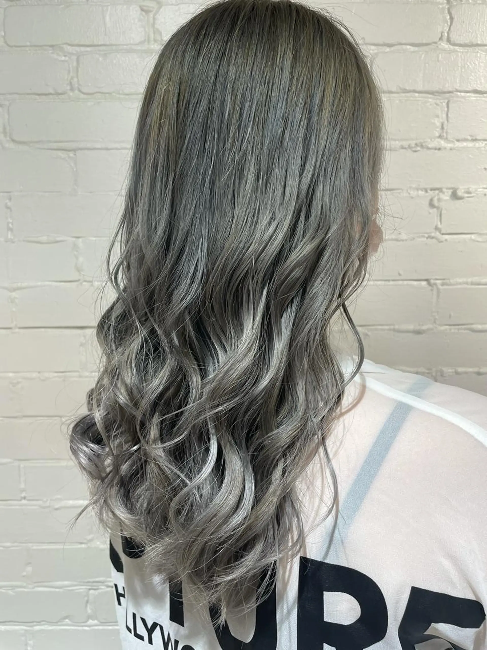 ロング カラー アッシュ シルバー シルバーアッシュ 小柳 歩美のヘアスタイル