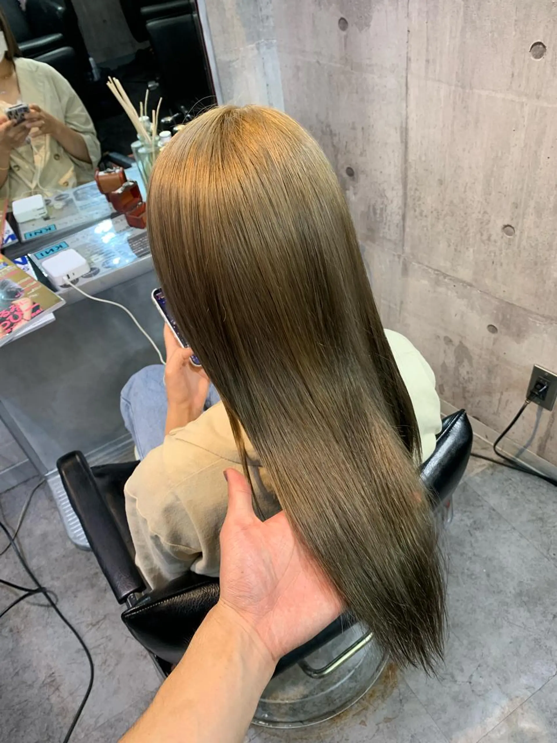 ロング カラー グレージュ ヘアカラー トリートメント ハイトーン/メンズ/ ウルフ特化   小松のヘアスタイル