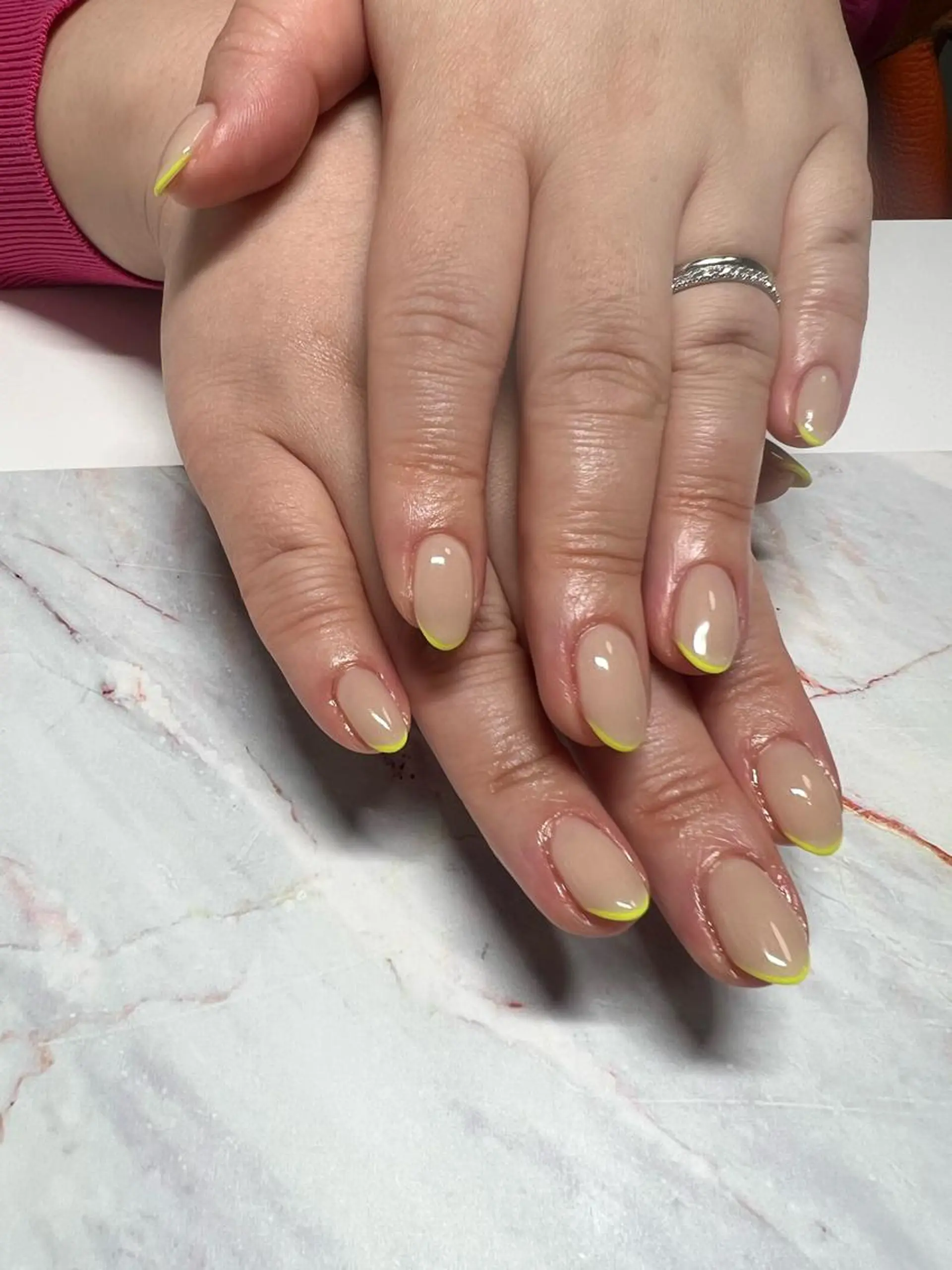 ミディアム イエローカラー 渋谷　Laugh 8301のネイルデザイン