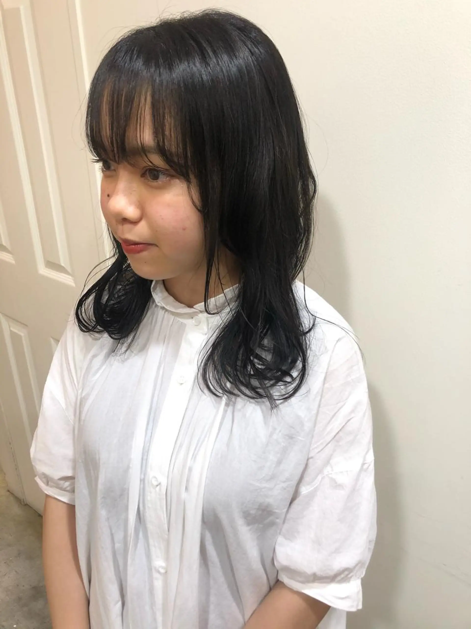 ミディアム カラー カット ヘアカラー トリートメント MIOベージュカラー 柔らかいカラーのヘアスタイル