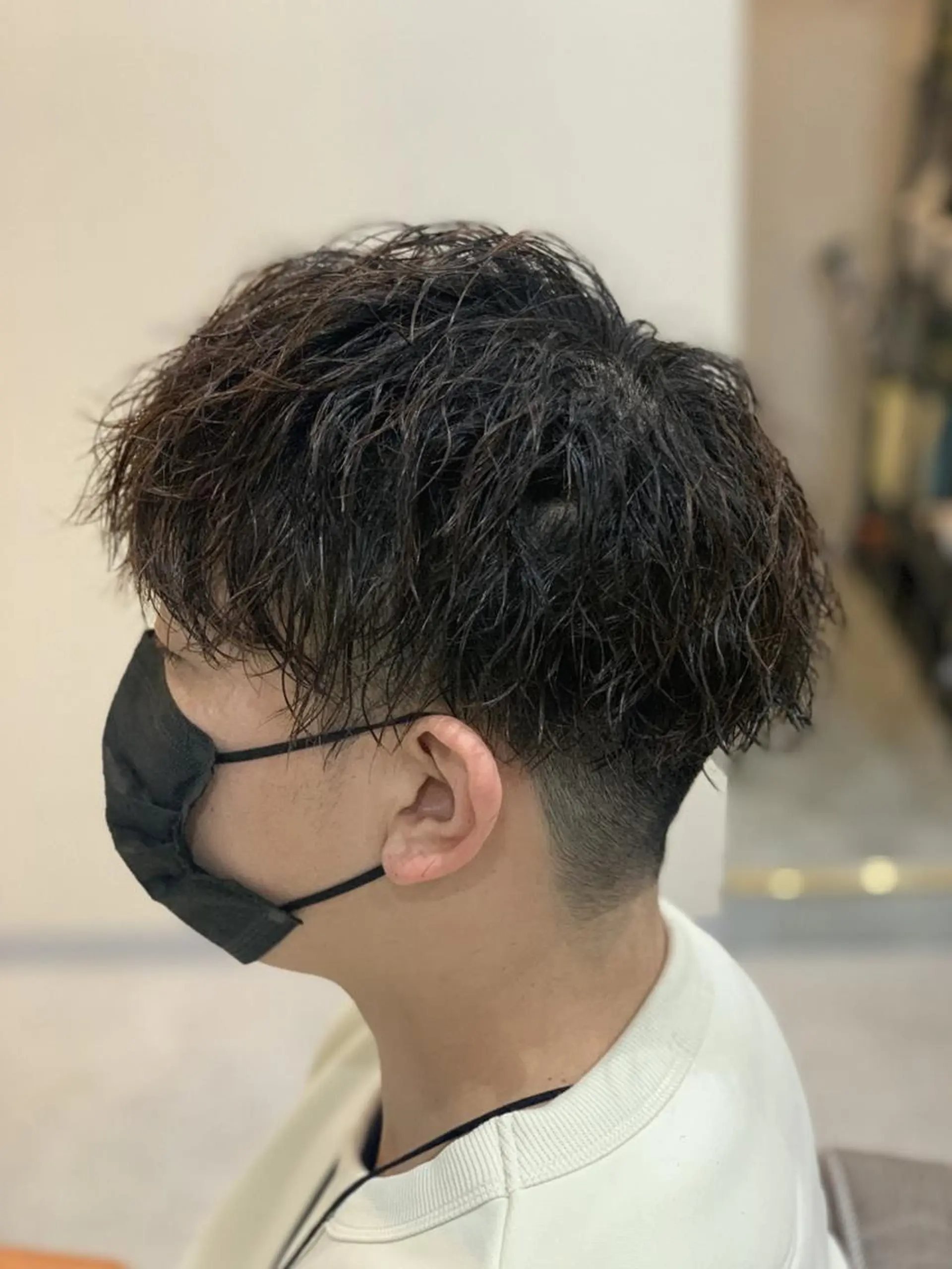 ショート パーマ メンズ アップバング メンズブリーチ センターパート フェードカット メンズハイライト カット パーマ トリートメント クセを最大限に活かす メンズパーマ奈良大祐のヘアスタイル