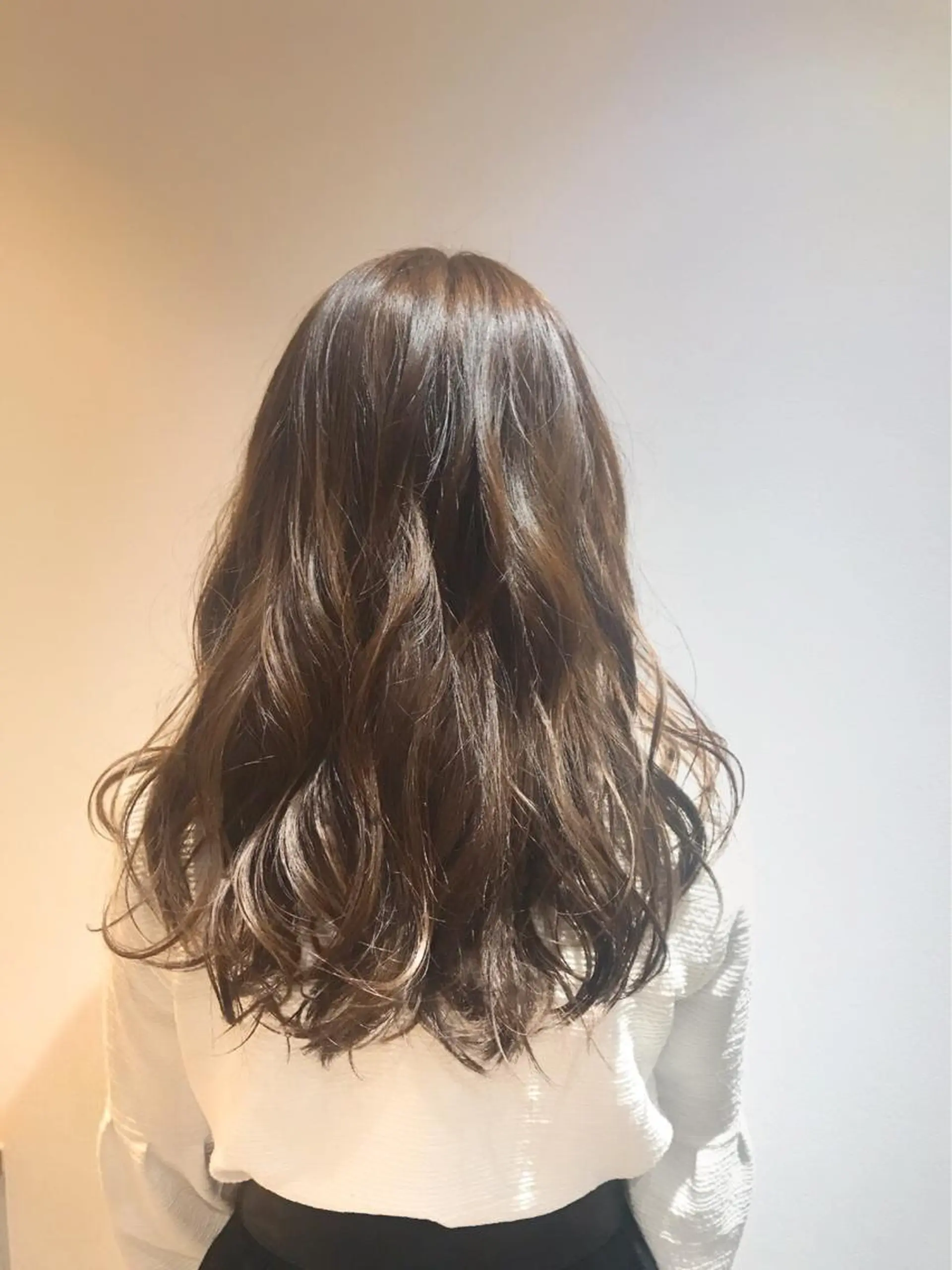 セミロング カラー ブリーチ 透明感カラー グレージュ 【骨格診断カット】 .のヘアスタイル