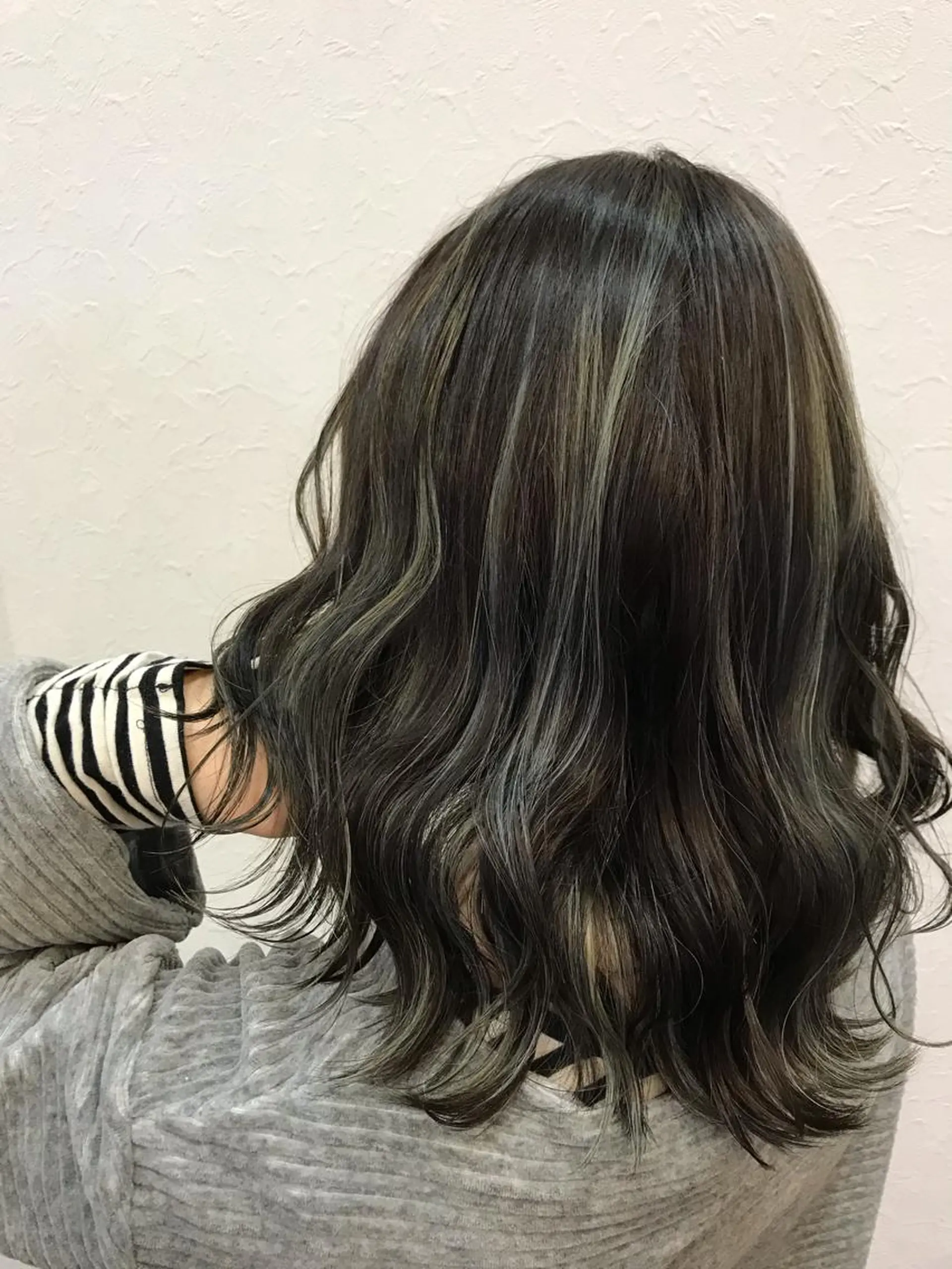 ミディアム カラー ダークグレー グレージュ ハイライトカラー ハイライト 店長担当🌟 矢吹ガブリエル🌟のヘアスタイル