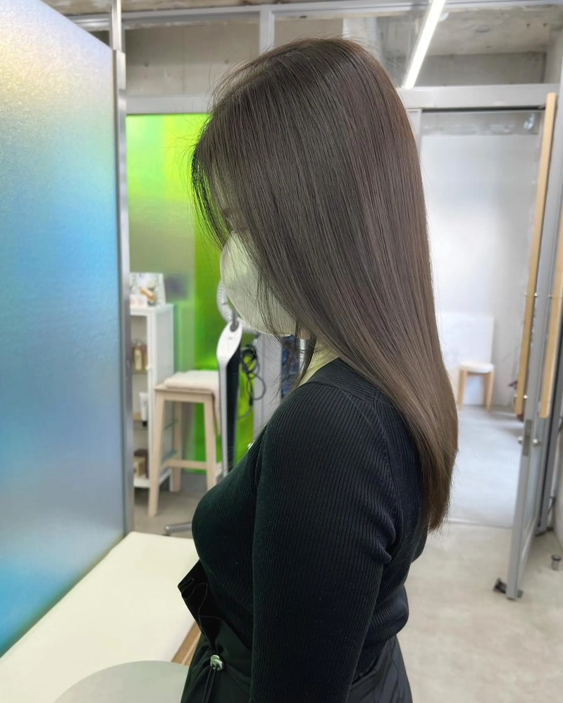 ミディアム カラー パーマ ヘアアレンジ ミディアムパーマ アディクシーカラー ベージュカラー ブリーチ ケアカラー カット トリートメント ヘッドスパ ヘアケア特化型サロン newi 梅田のヘアスタイル