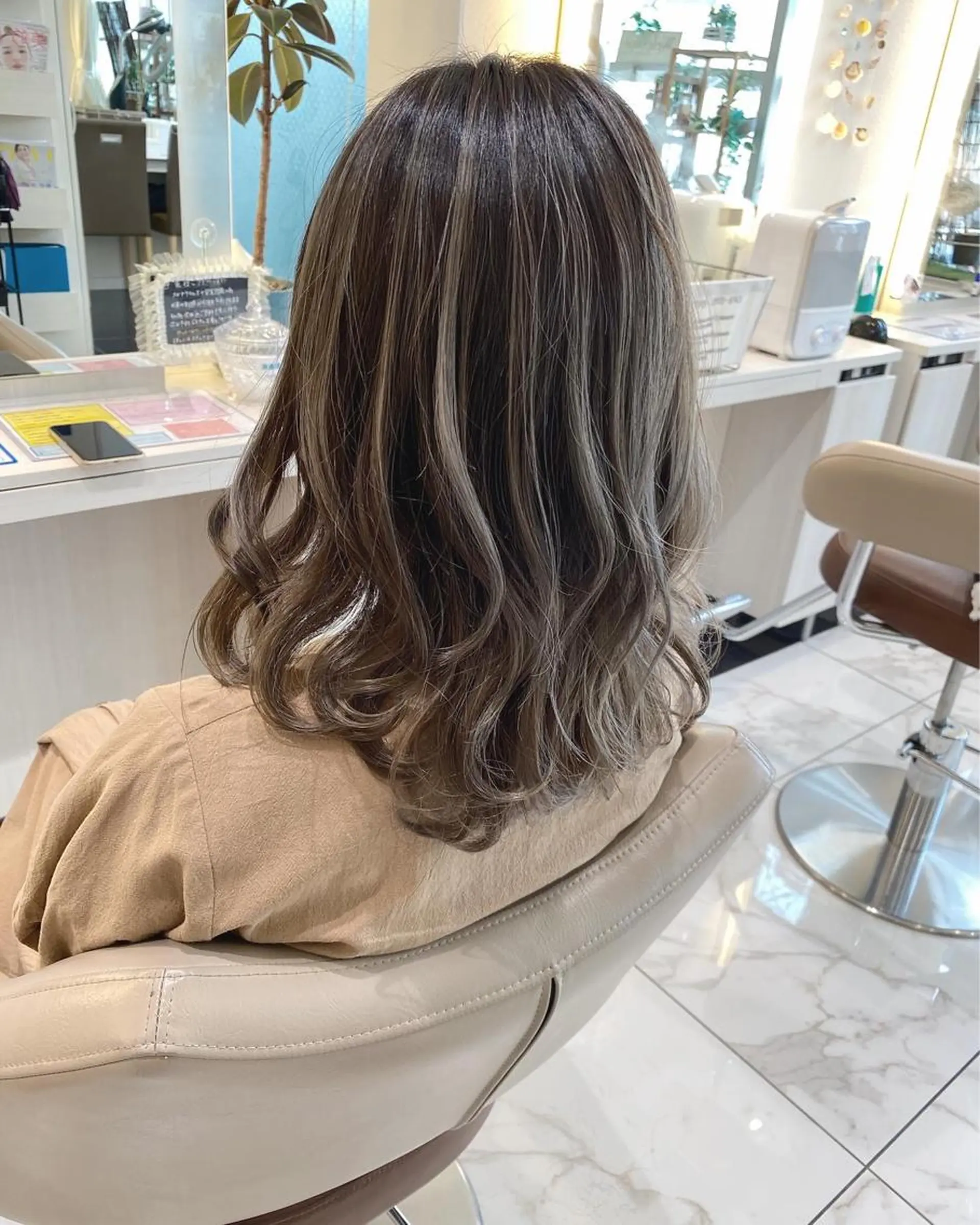 ミディアム カラー 篠塚 菜々子のヘアスタイル