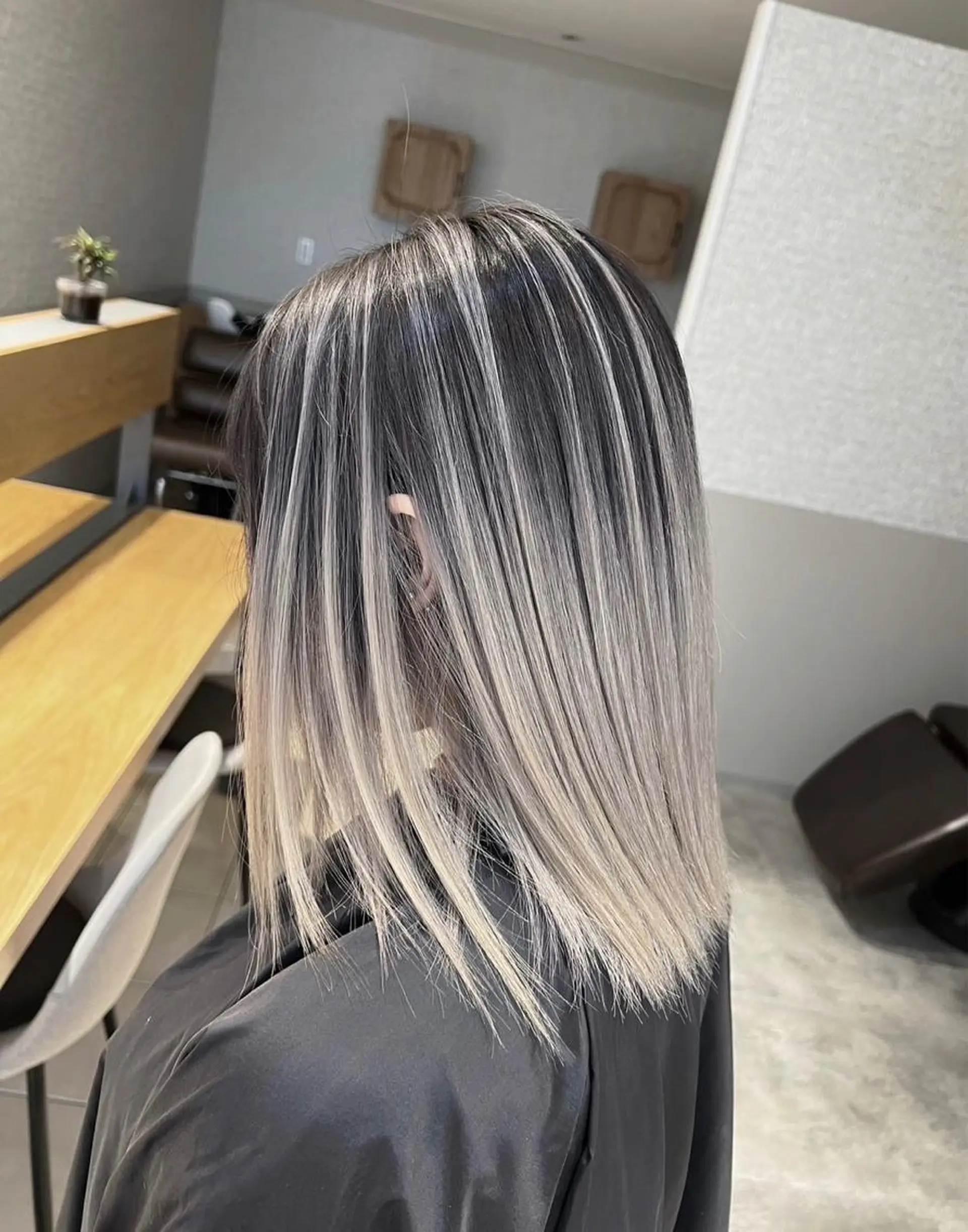 ミディアム カラー バレイヤージュ シルバー ホワイトシルバー レイヤーカット ヘアカラー トリートメント ROBIN所属・指名数No.1 /NAOYAのヘアスタイル