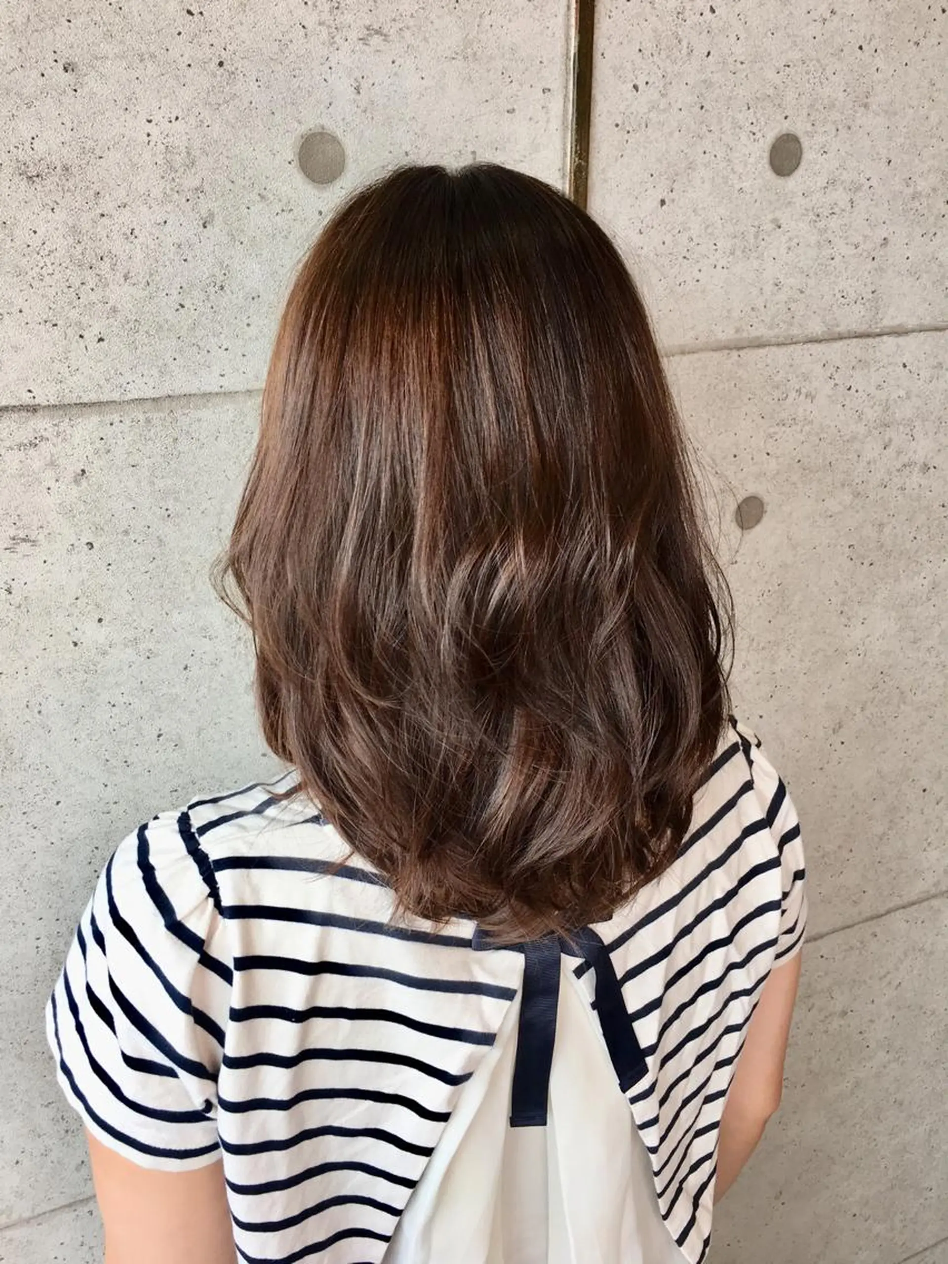 ミディアム 足立 磨咲のヘアスタイル