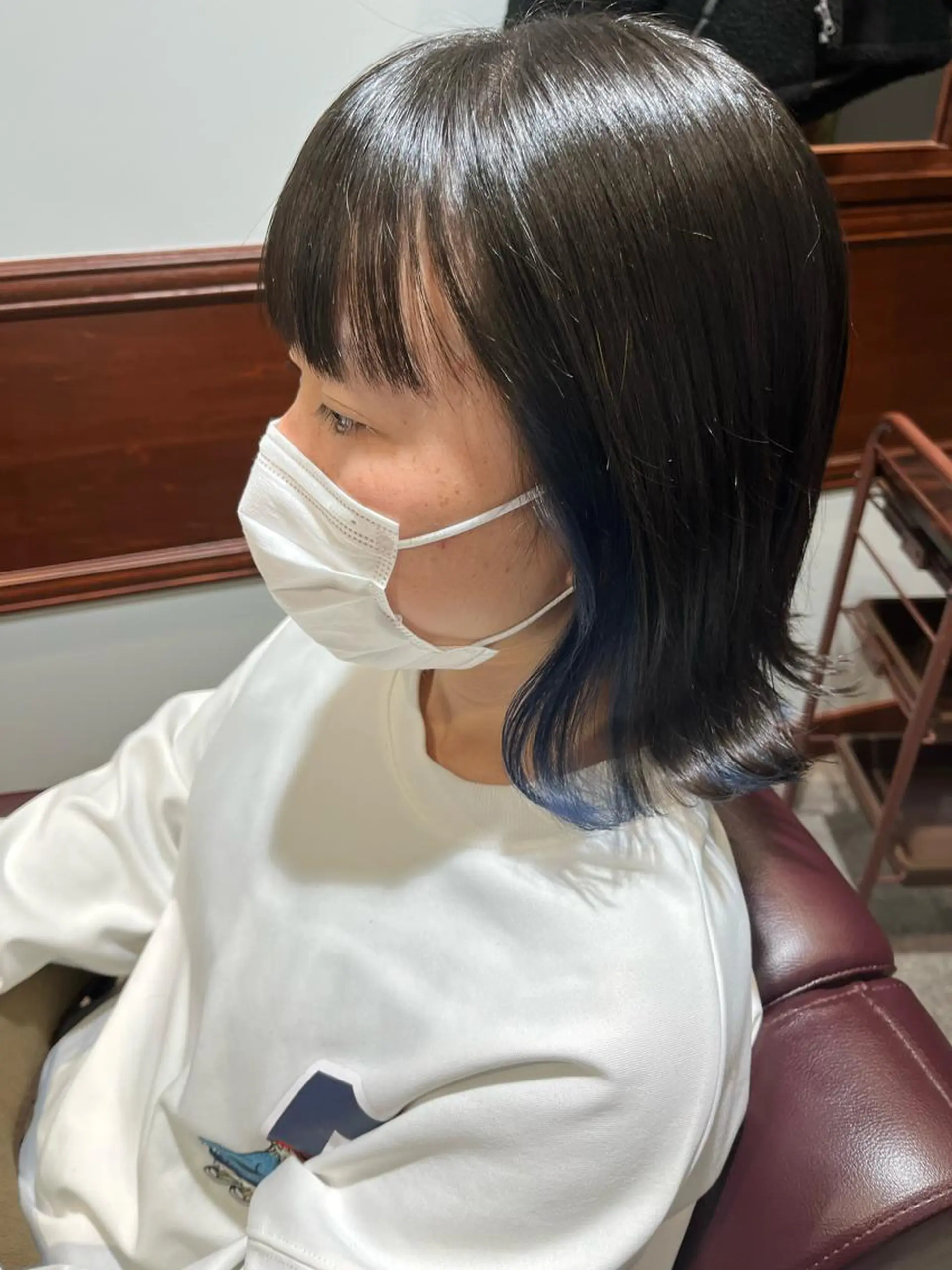 ミディアム カラー ヘアアレンジ ブリーチ ブルーカラー シルバー ホワイトシルバー ちひろ /似合わせカラーのヘアスタイル