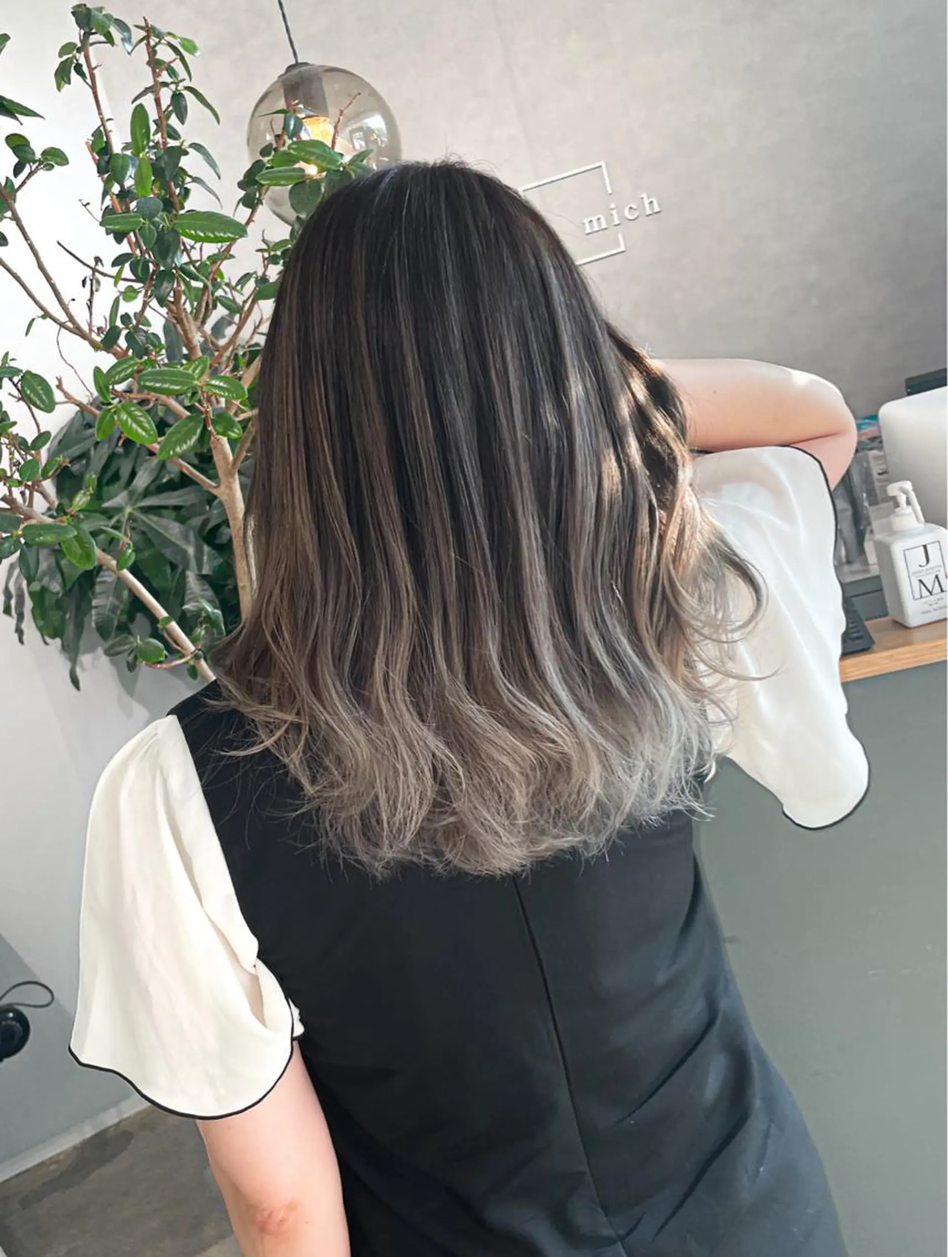 ミディアム 岸川 恭子のヘアスタイル