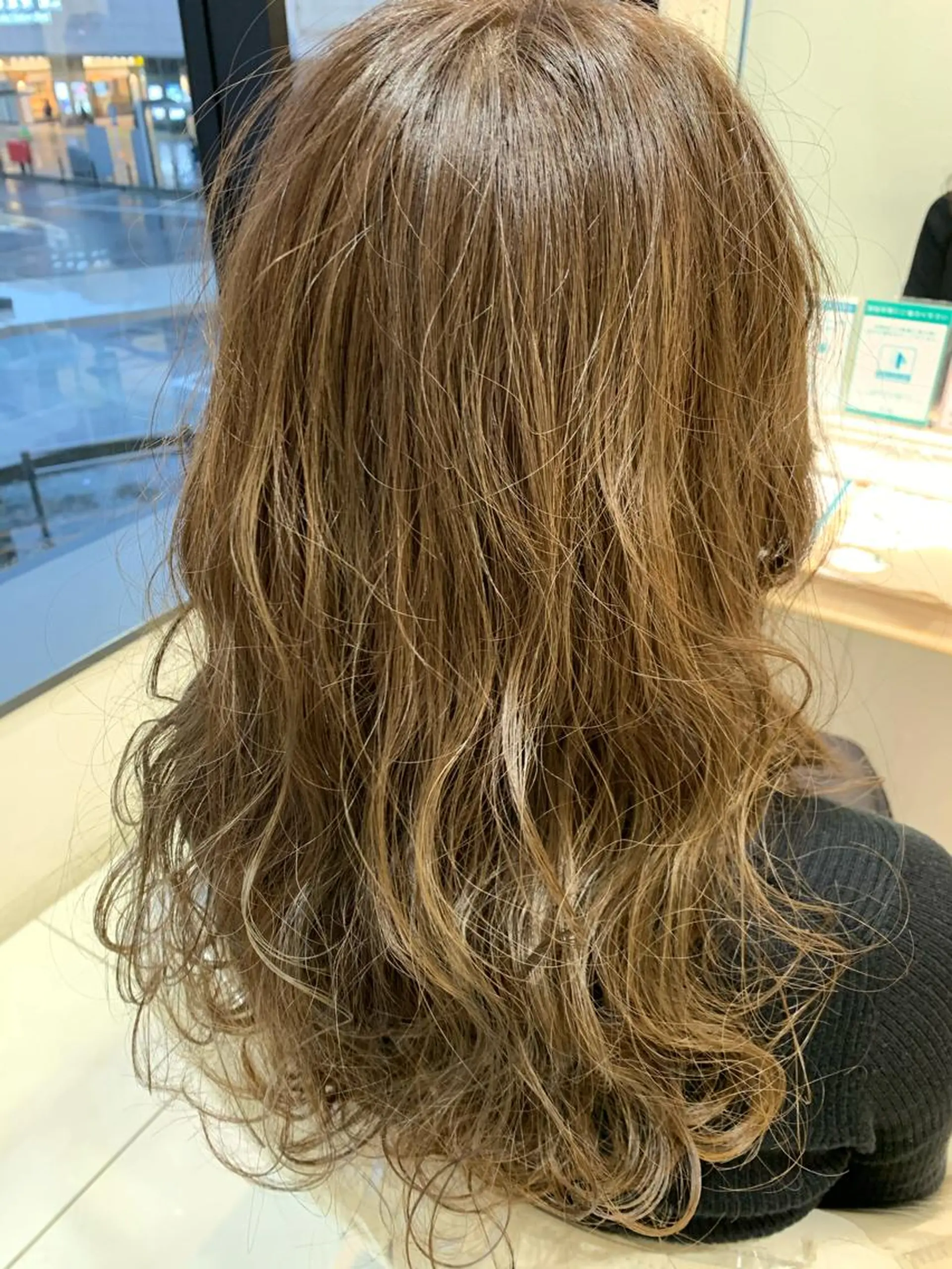 ロング カラー アッシュ アッシュブラウン ブラウンカラー 透明感カラー ハイライトカラー 鈴木 華枝のヘアスタイル