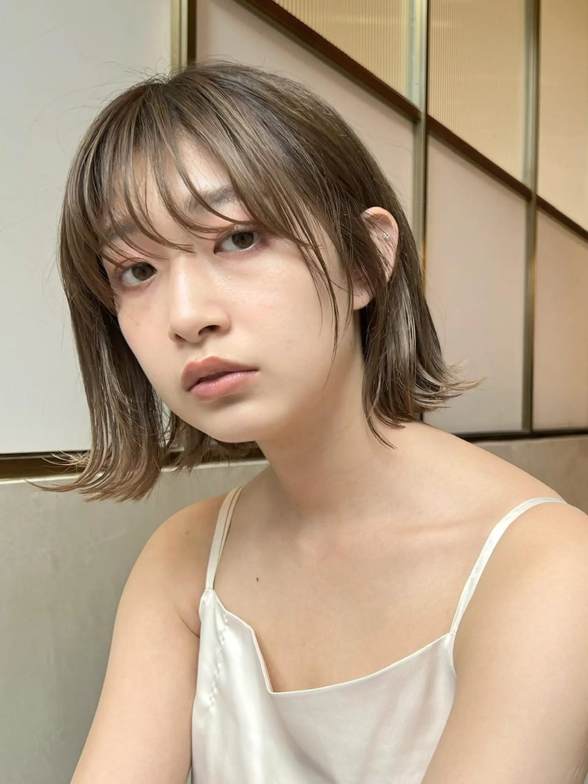 ミディアム カラー ベージュカラー 透明感カラー グレージュ ボブ レイヤー専門家 ダブルカラー修のヘアスタイル