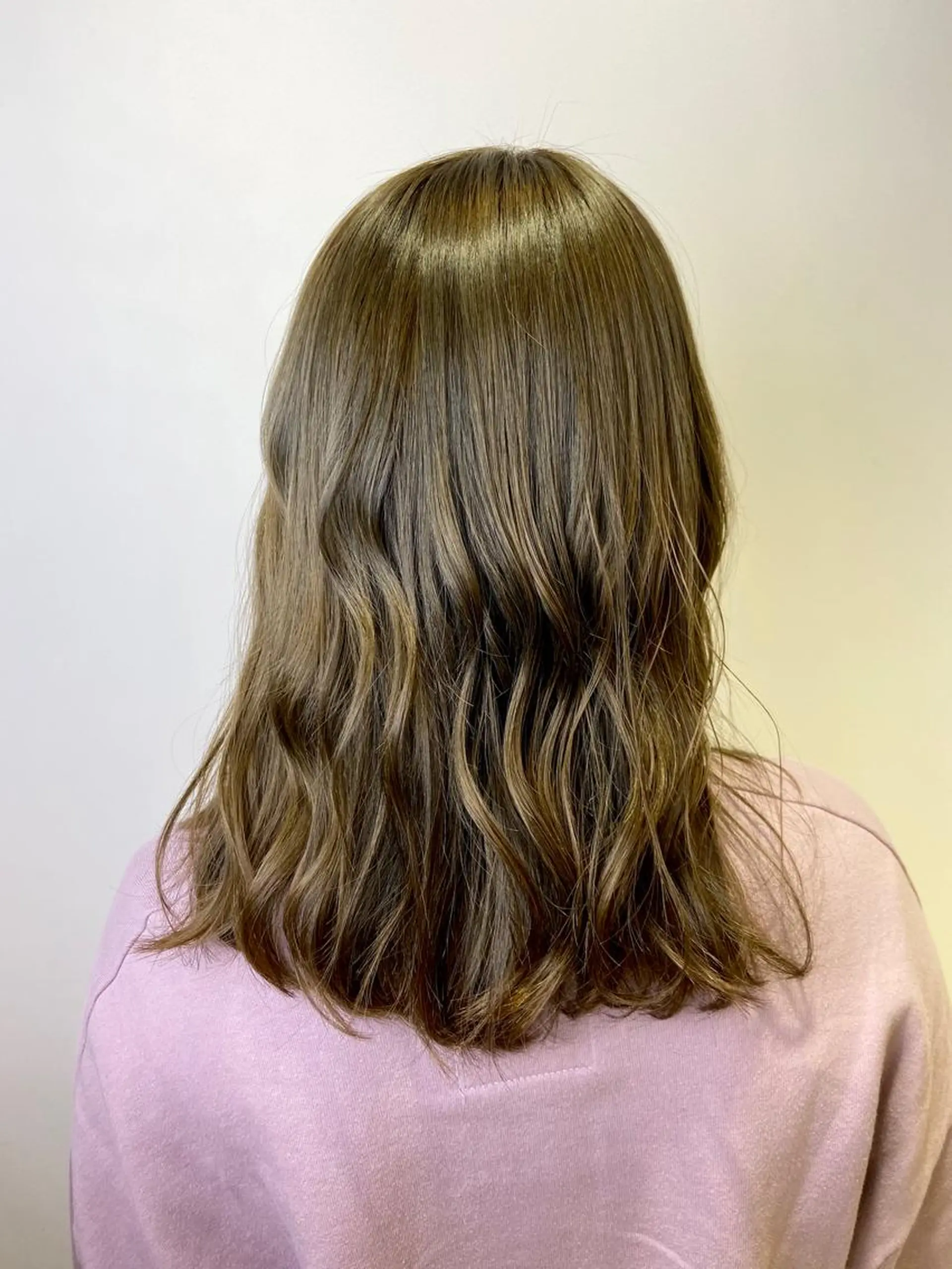 ミディアム カラー グレージュ カーキグレージュ 🐺ウルフ/レイヤー 似合わせ‎🤍沙羅のヘアスタイル