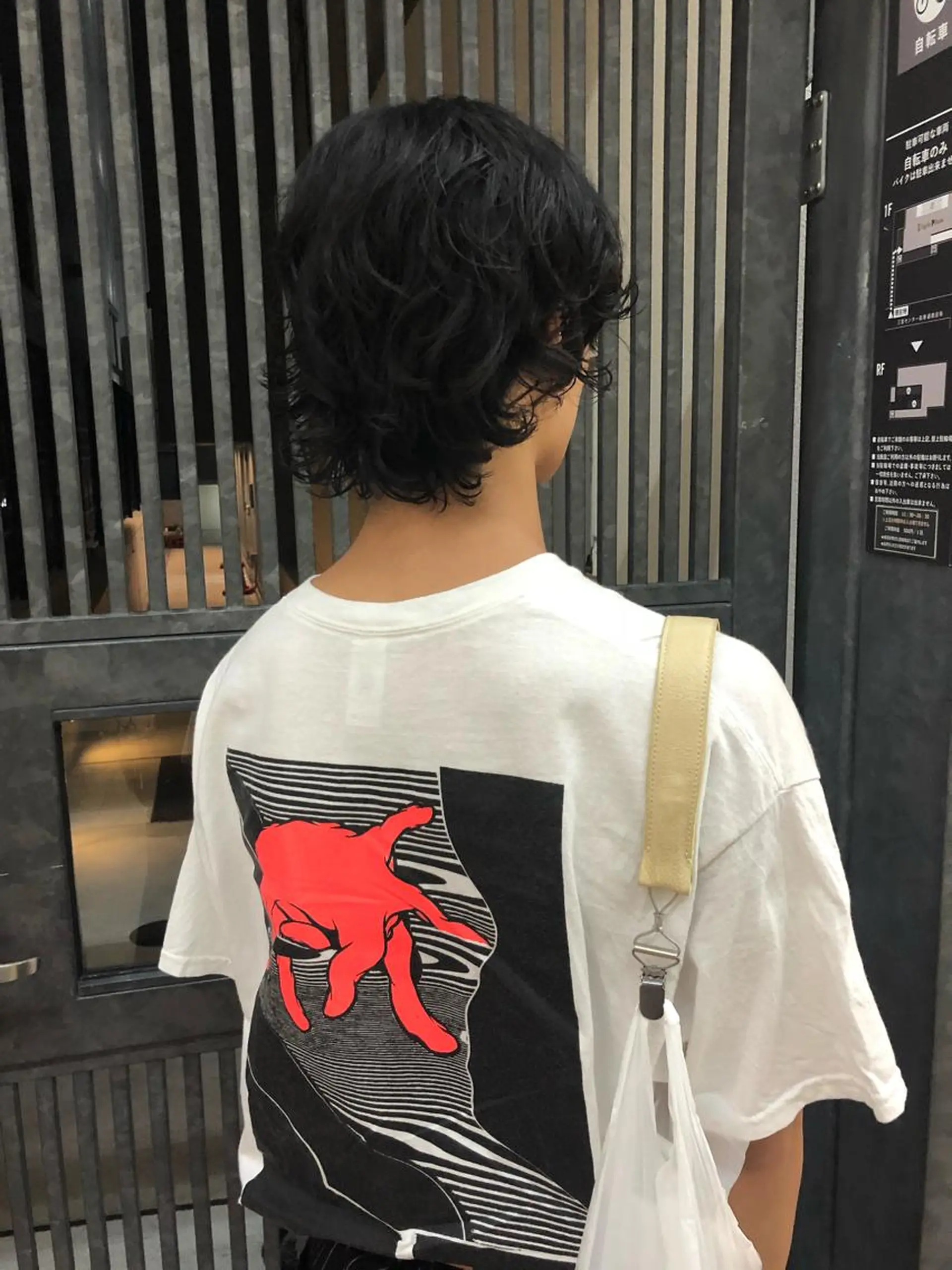 ミディアム パーマ メンズ ウルフカット／吉村 桃子のヘアスタイル