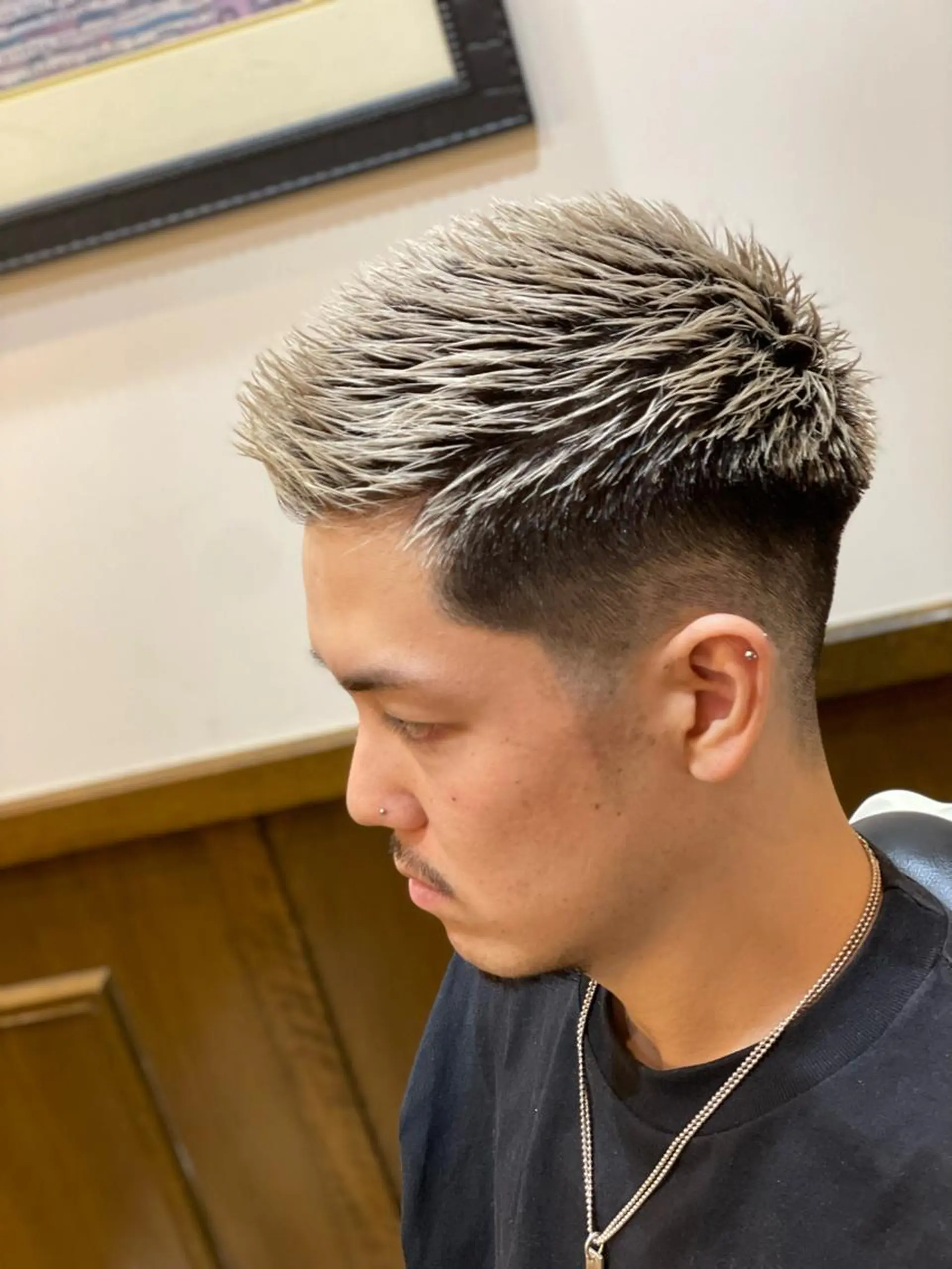 ショート カラー メンズ フェードカット グレージュ 近藤 真のヘアスタイル