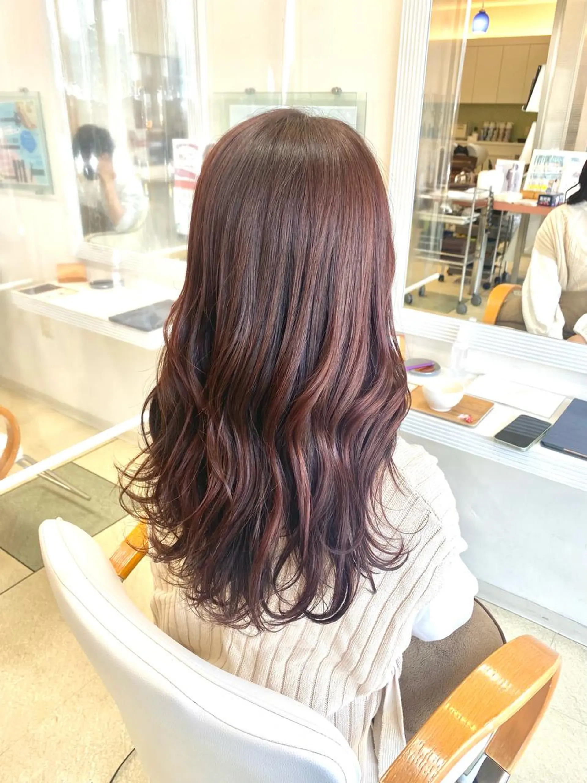 セミロング カラー カシス ピンクカラー 小野 茉奈美のヘアスタイル