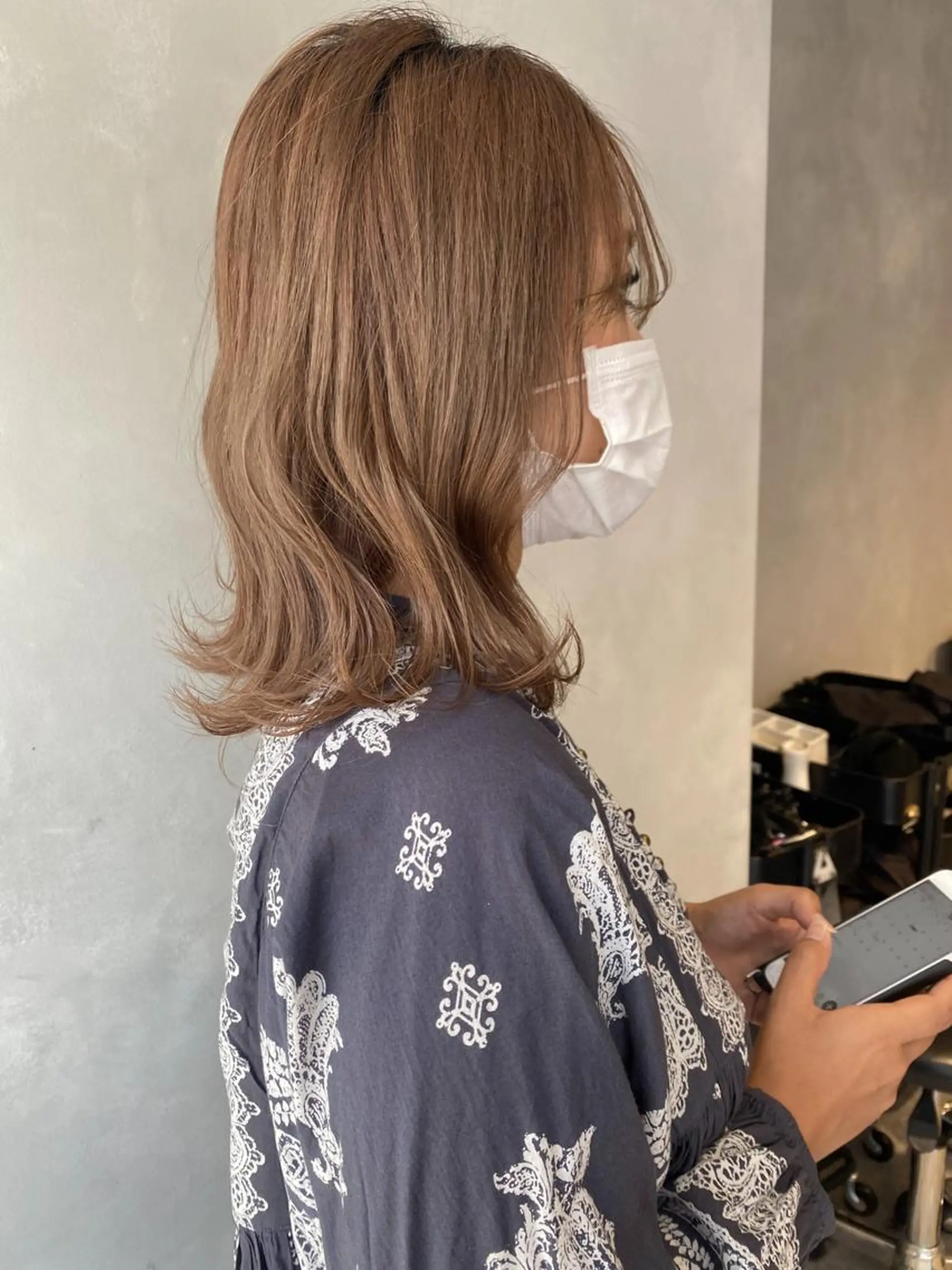 ミディアム カラー ヘアアレンジ ベージュカラー ミルクティーベージュ カット ヘアカラー #ブリーチカラー Akihoのヘアスタイル