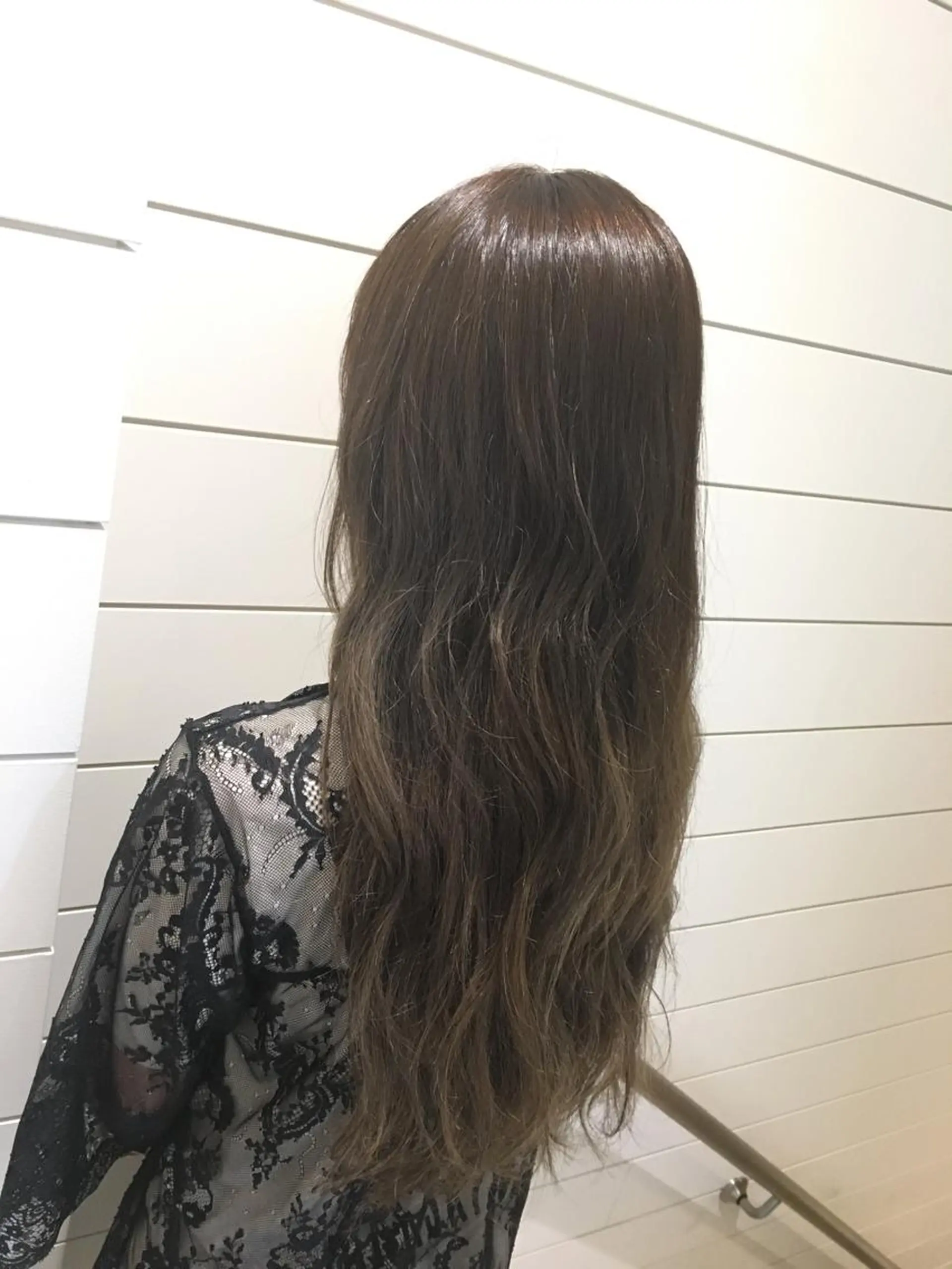 ロング カラー アッシュ 鍵山 千秋のヘアスタイル