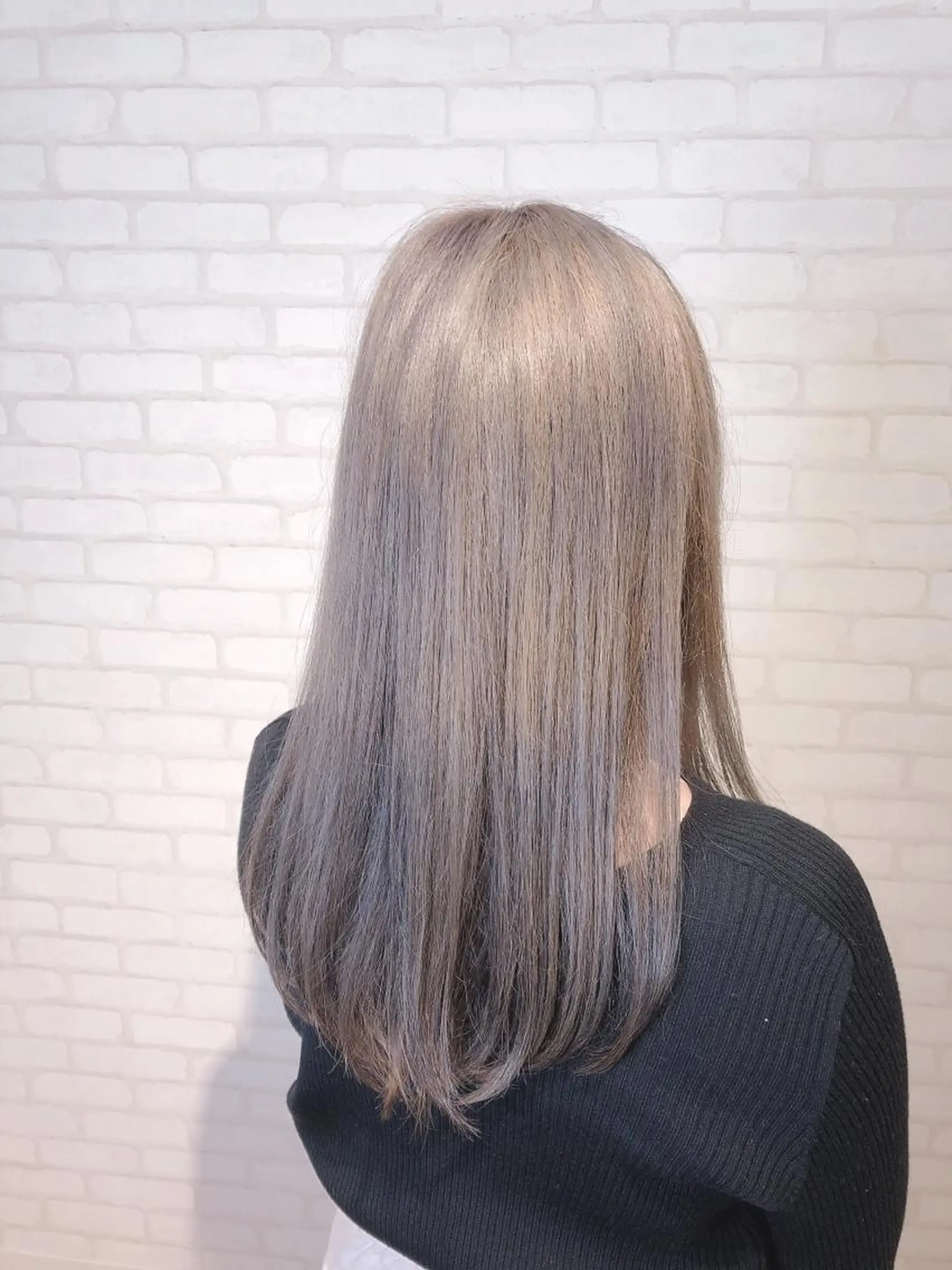 セミロング カラー ミヤザキ タクトのヘアスタイル