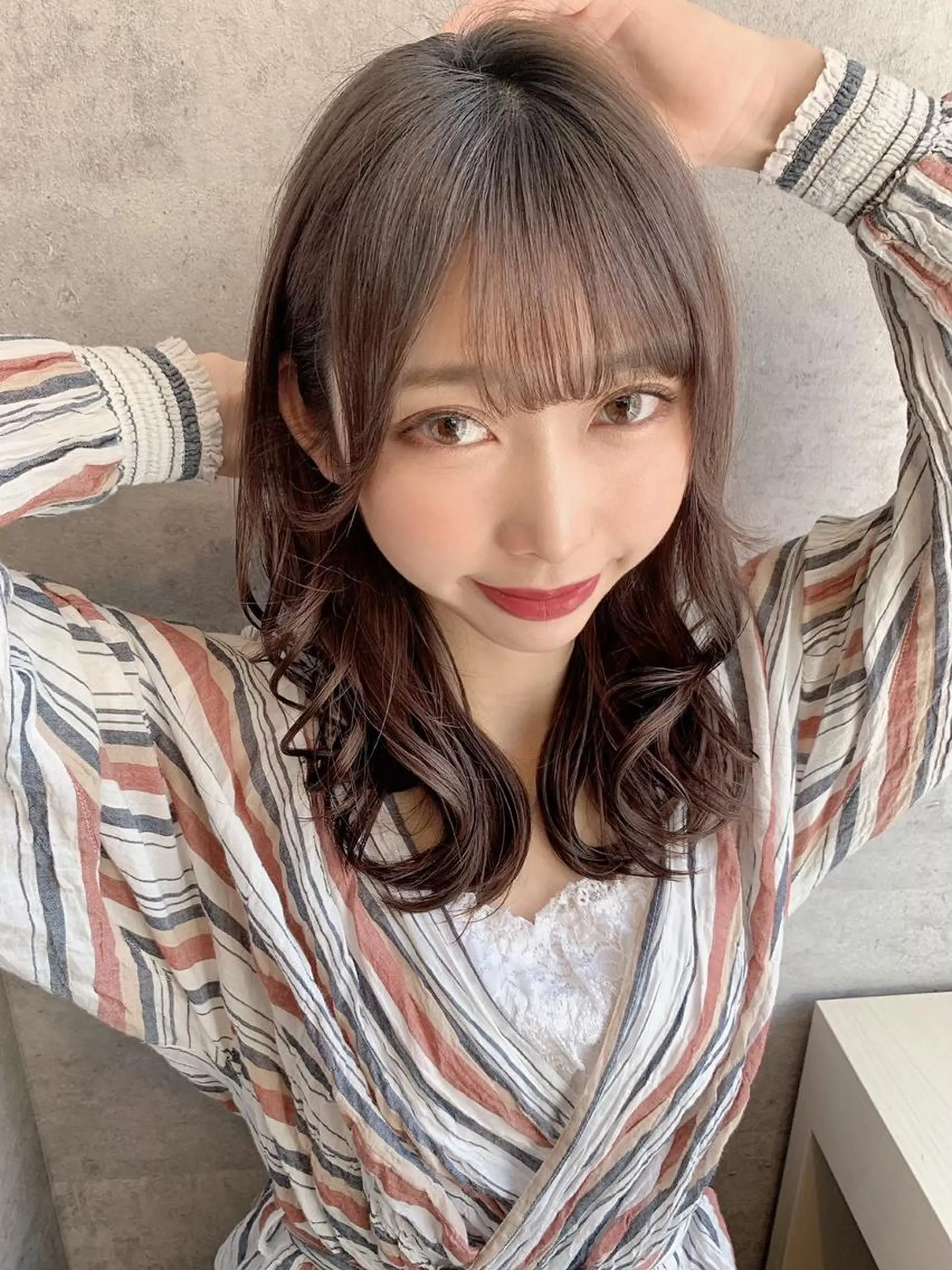 ロング ボブ 斜めバング 外国人風カラー 伸ばしかけ ハイライト ヘアカラー トリートメント ＿WHITE鳳店 アンダーバーホワイトのヘアスタイル