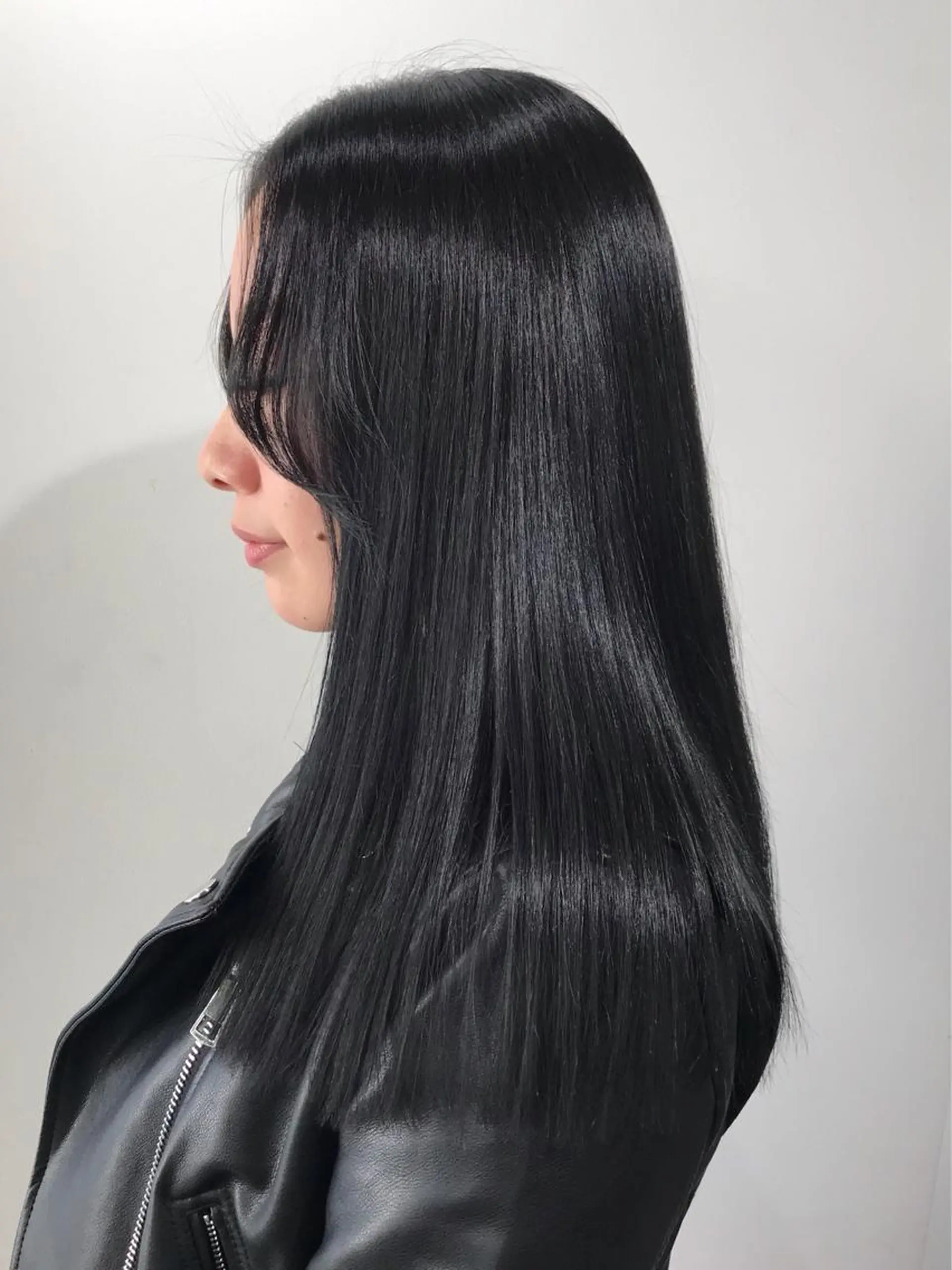 セミロング TOMOYAレイヤー ブリーチ縮毛矯正のヘアスタイル