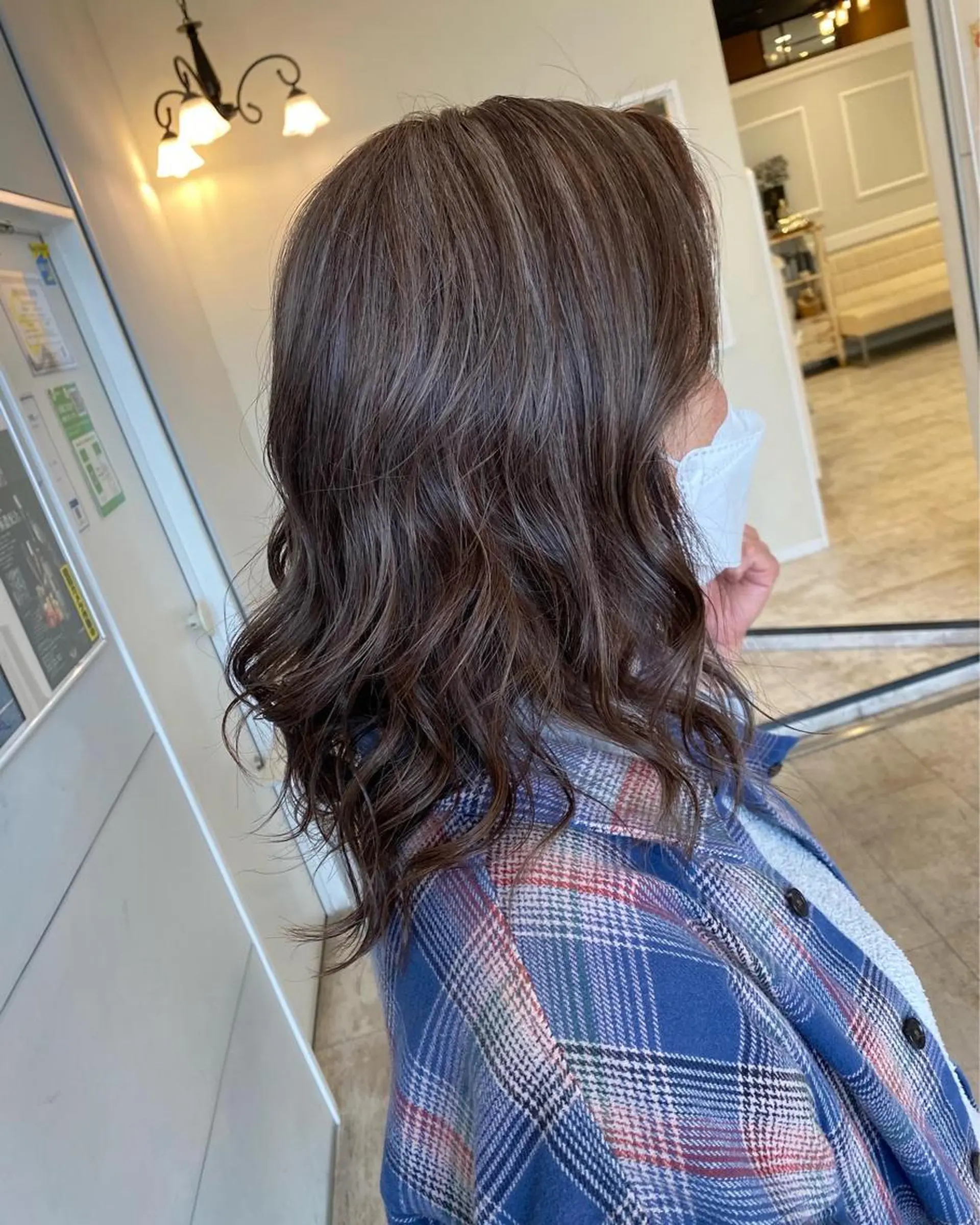 セミロング 白髪ぼかしハイライト めさきすずなのヘアスタイル