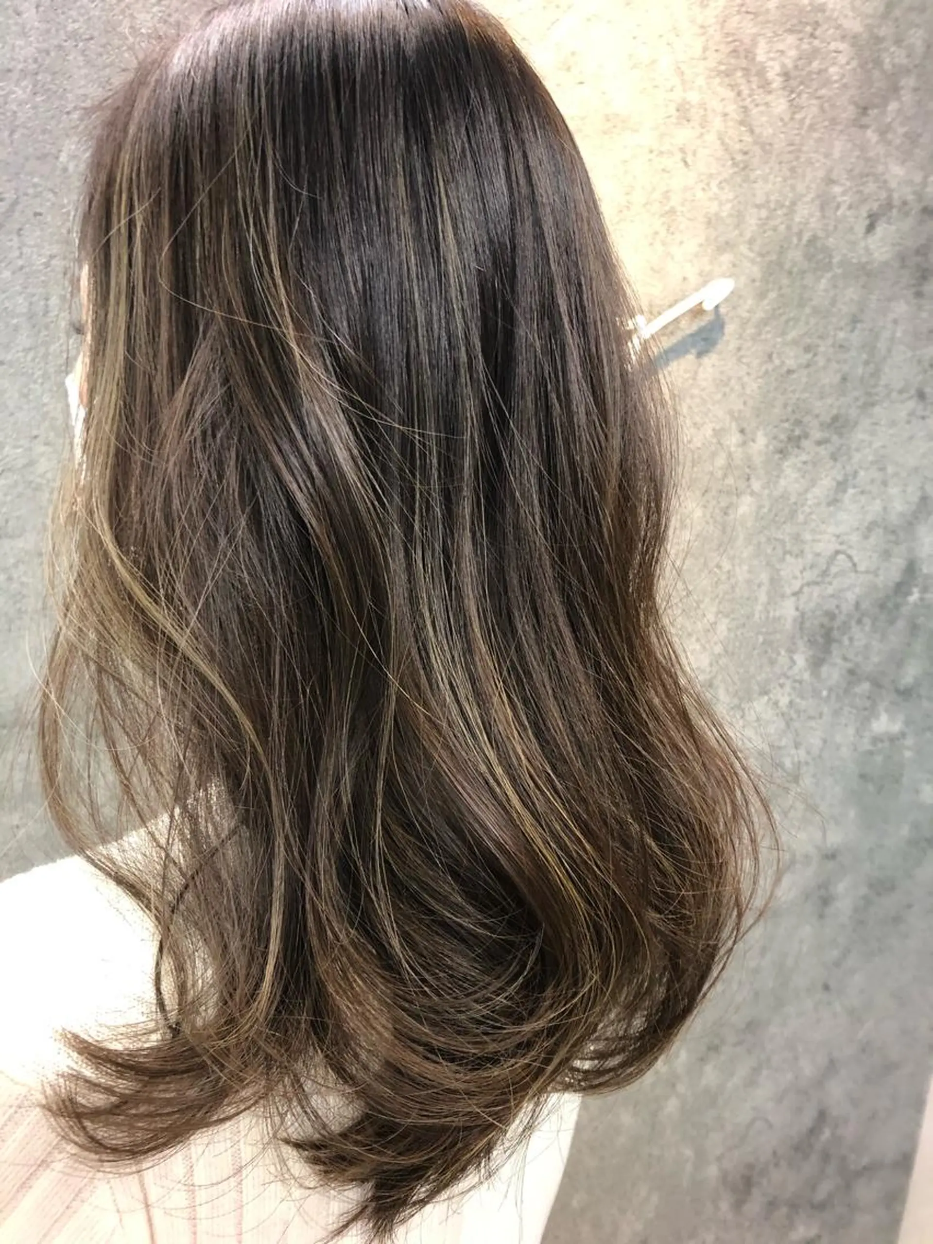 ロング ラベンダーベージュ ハイライト カット ヘアカラー トリートメント Noy所属・Noyヨシモト ヒロトのヘアスタイル