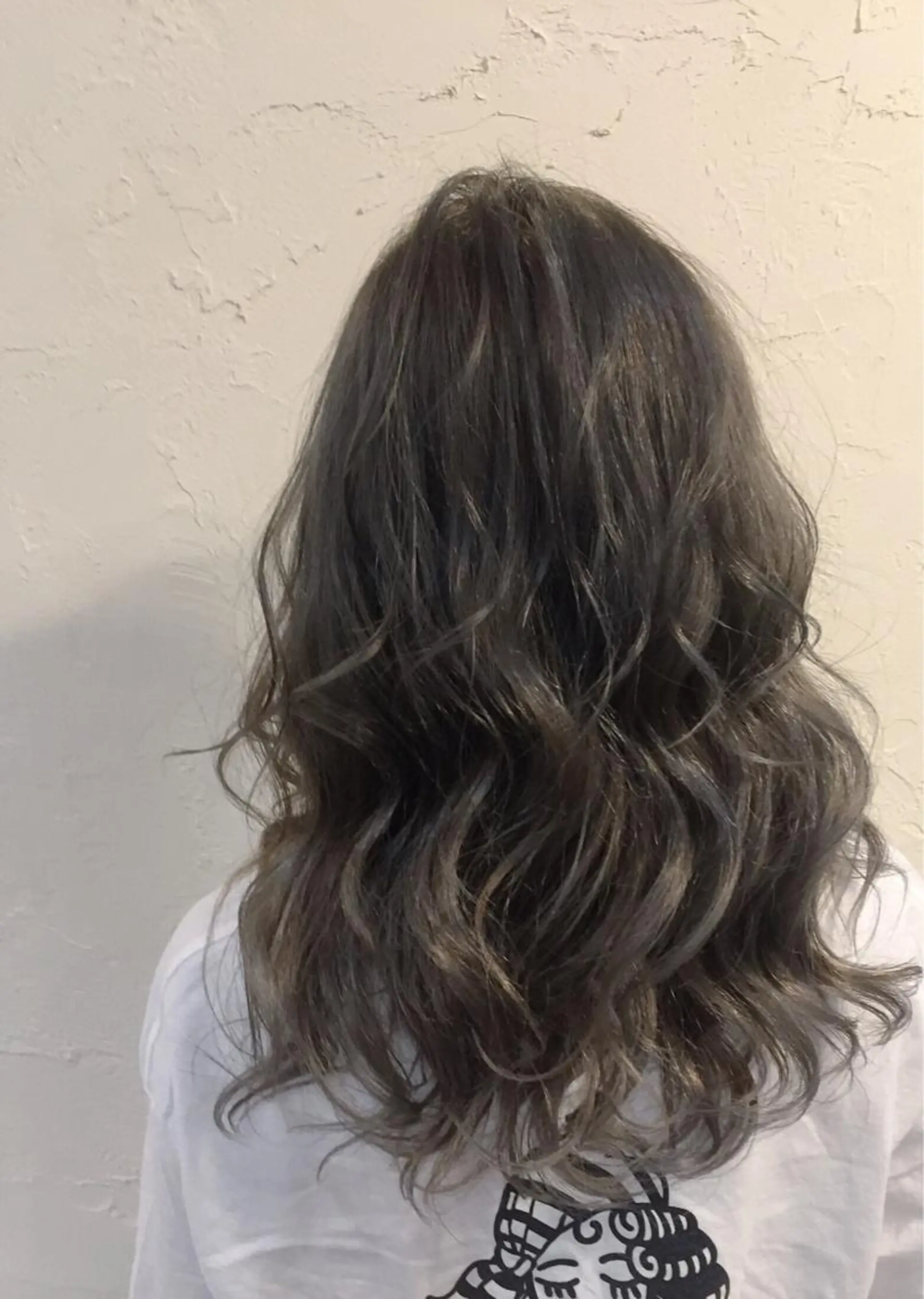 セミロング カラー ブリーチ シルバー 韓国レイヤー外国人風 透明感カラー髪質改善のヘアスタイル