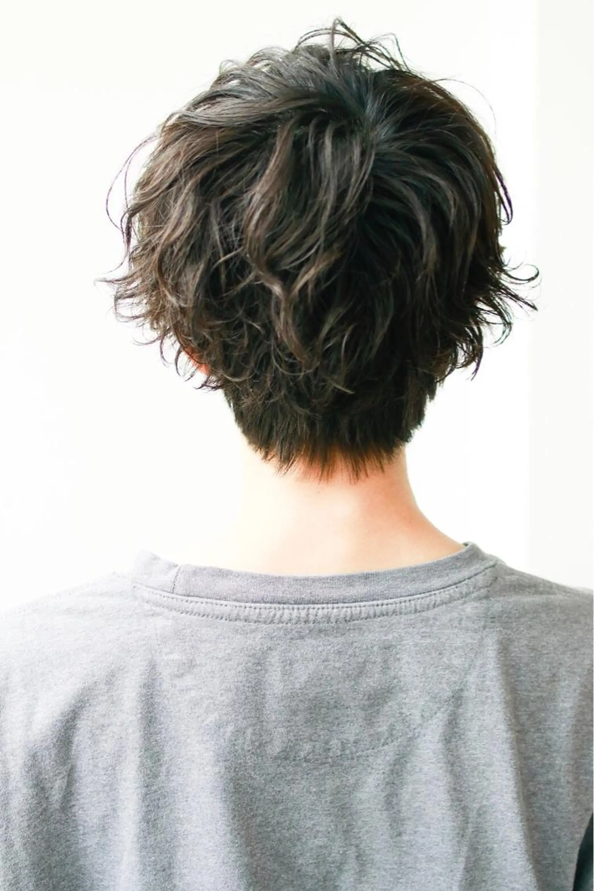 ミディアム カラー パーマ メンズ センターパート 赤み消し🌿 透明感カラー🫧のヘアスタイル