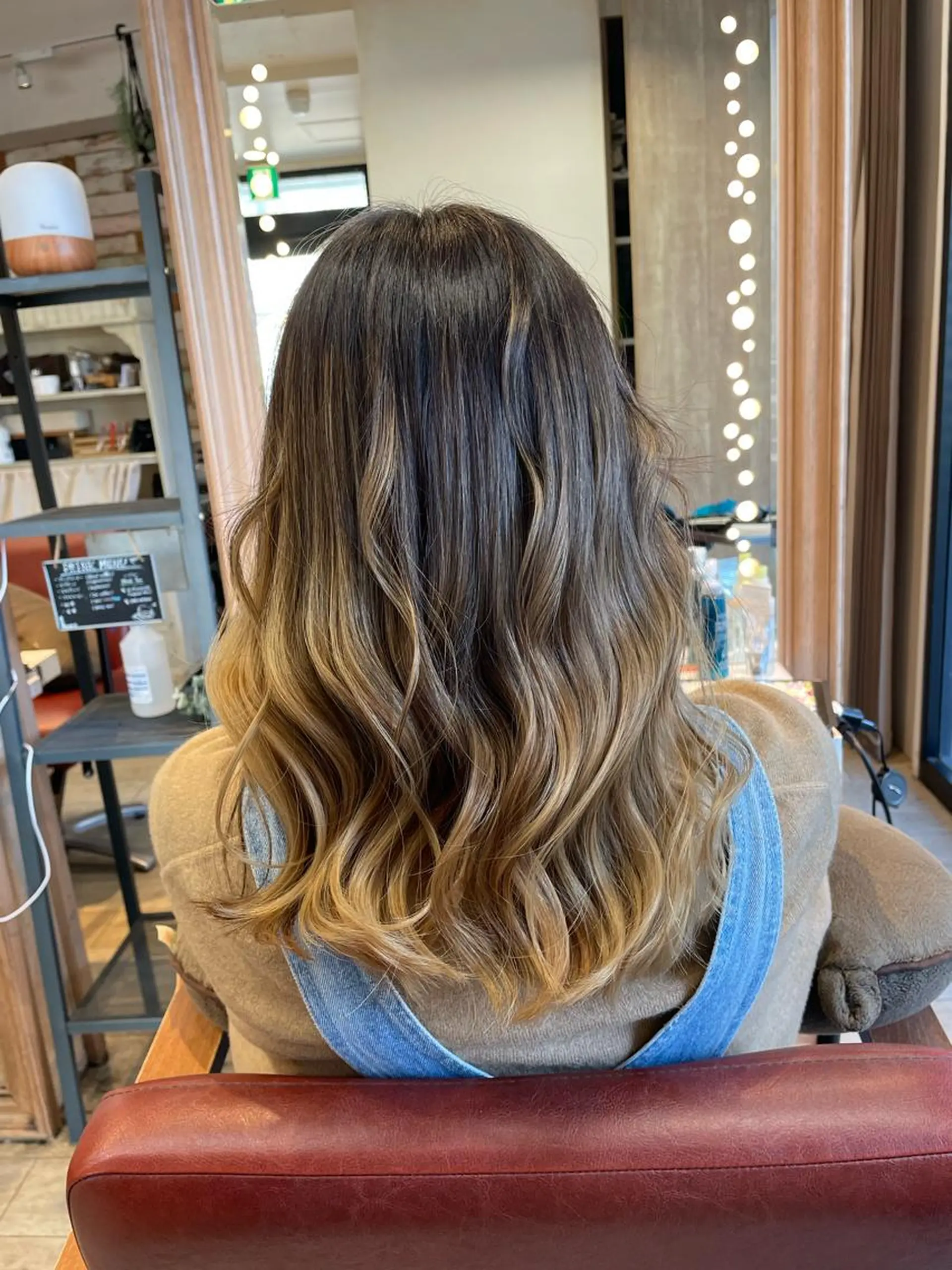 セミロング カラー バレイヤージュ ベージュカラー レイヤーカット LOG/所属・なりたいを叶えます！ 出口 紗依のヘアスタイル