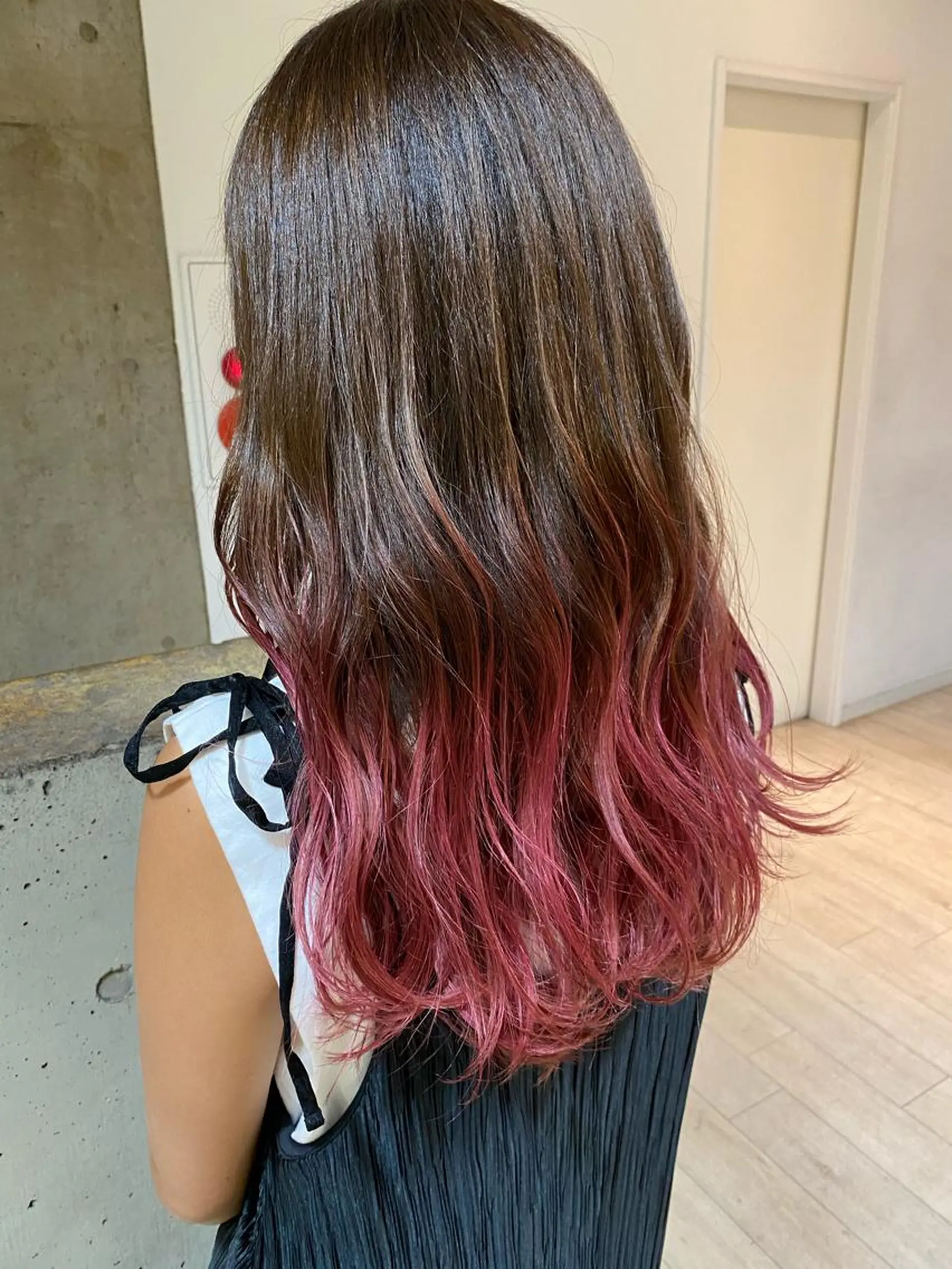 ロング カラー ブリーチ グラデーションカラー ピンクカラー エクステ／インナー カラー 礒野朱里のヘアスタイル