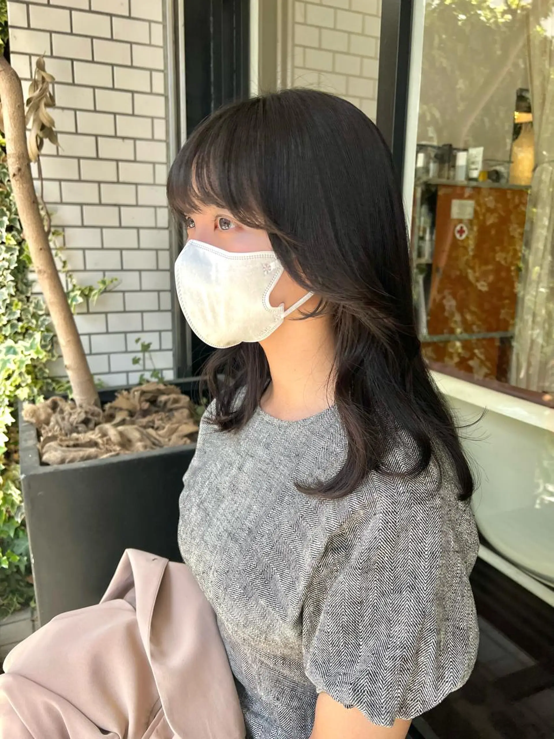 ミディアム カラー 切りっぱなしボブ ベージュカラー ブリーチ ケアブリーチ 透明感カラー カット ヘアカラー トリートメント ヘッドスパ ヘアセット 柔らかブラウン/顔周 りレイヤー♡ユウシのヘアスタイル