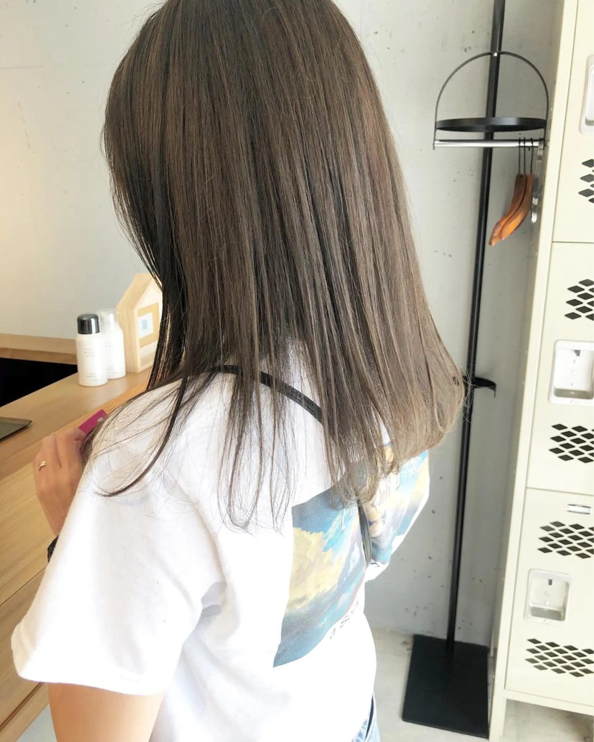 セミロング カラー ZOA classic hair所属・東 みのりのヘアスタイル