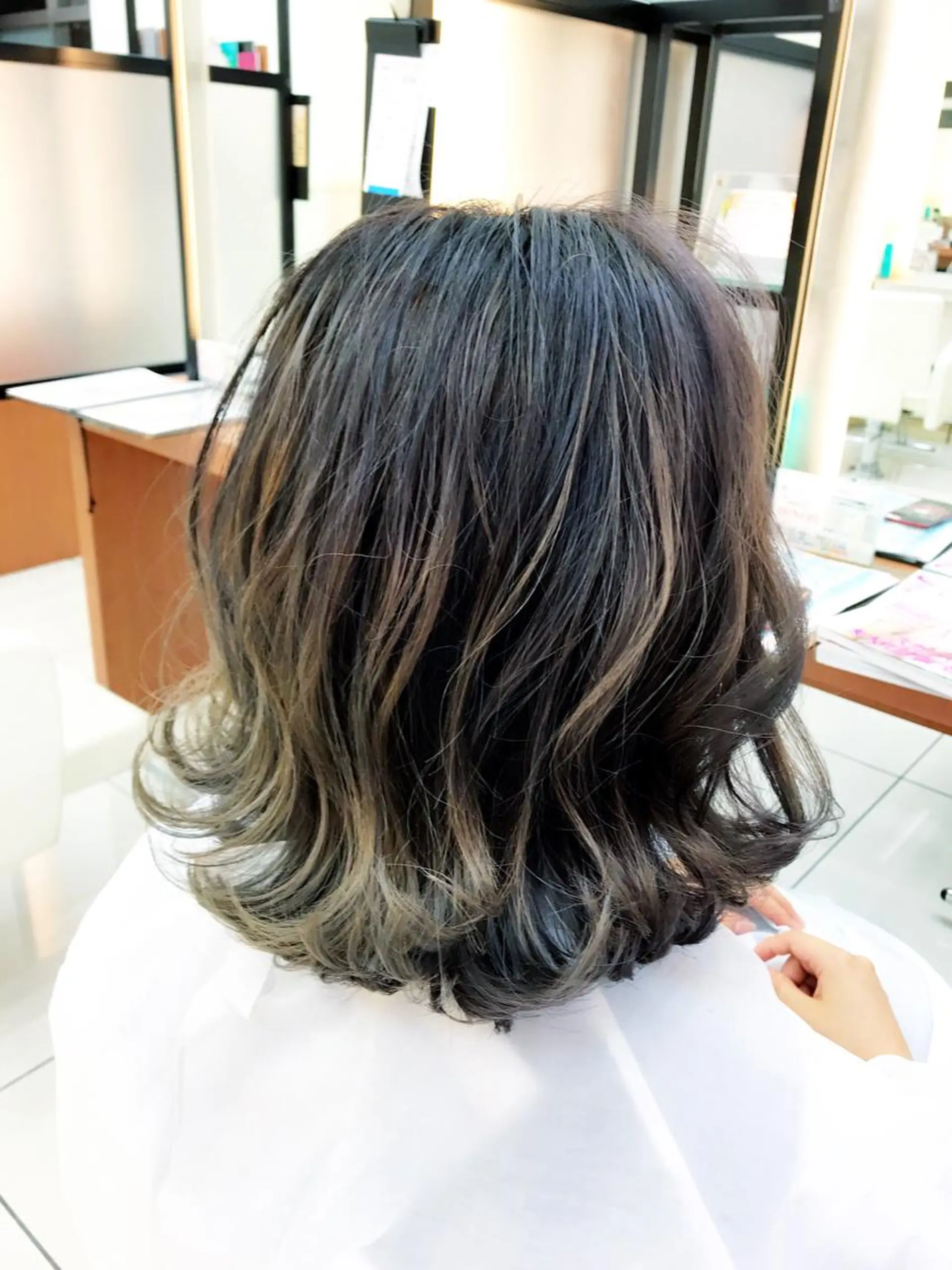 ミディアム カラー 透明感カラー ラベンダーカラー 外国人風カラー 外ハネヘア カット ヘアカラー 奈良崎 和弘のヘアスタイル