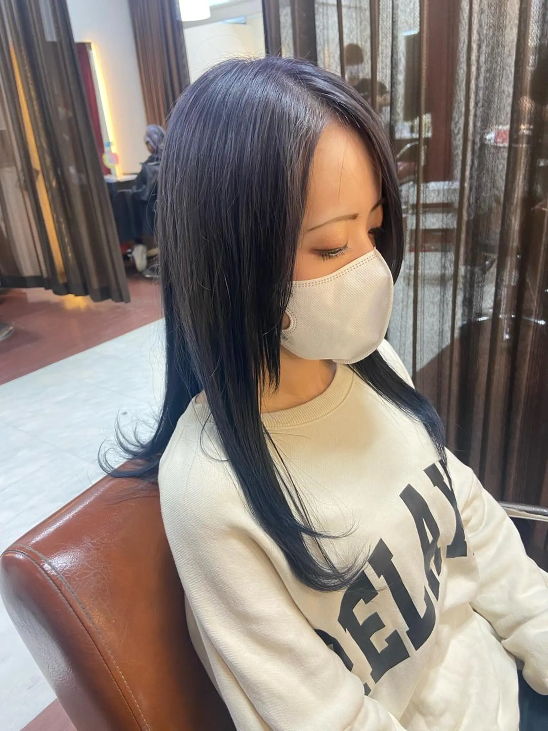 ロング アッシュ アッシュグレー 瀧下 唯のヘアスタイル