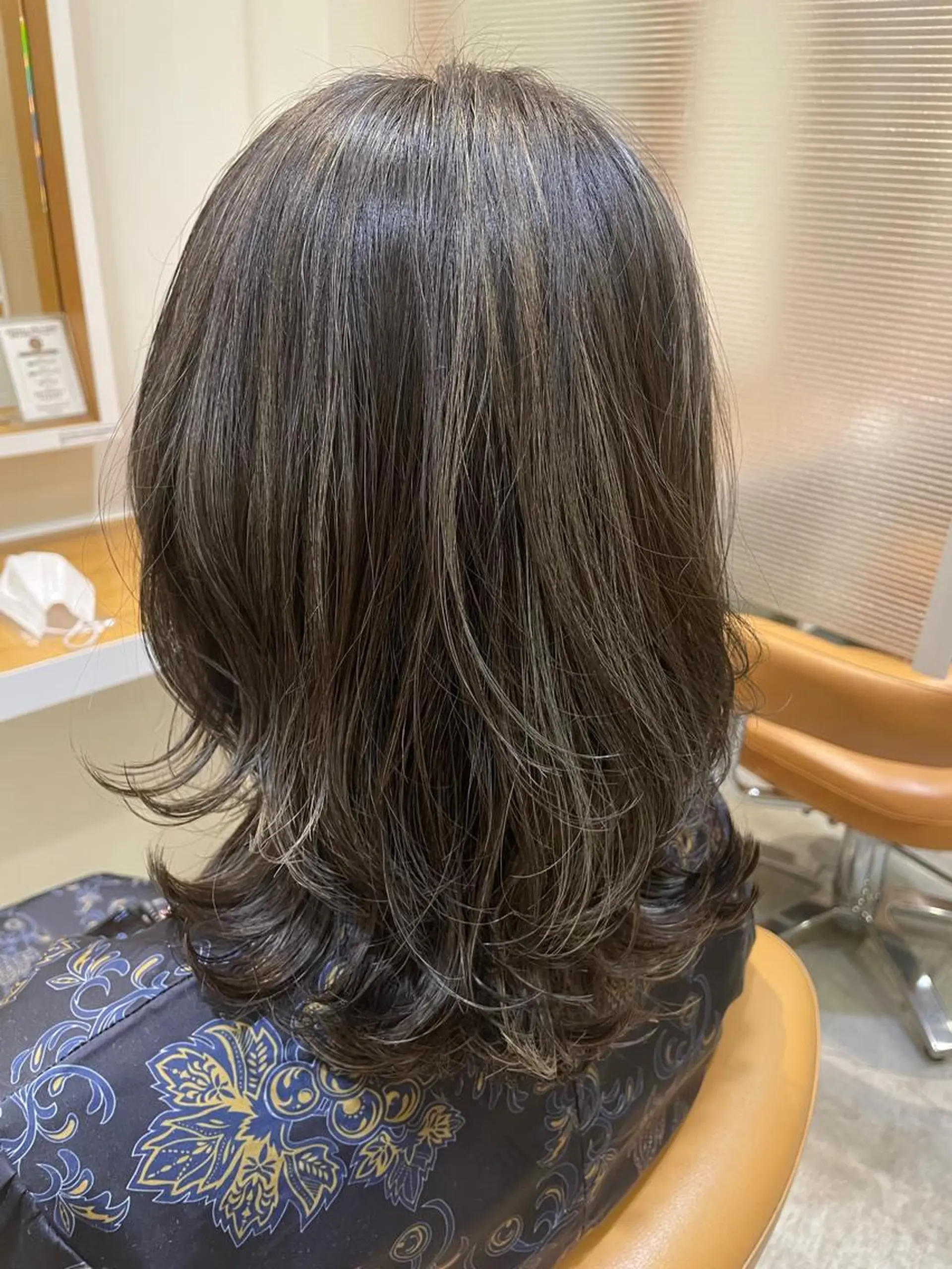 セミロング ハイライト 志村 萌のヘアスタイル