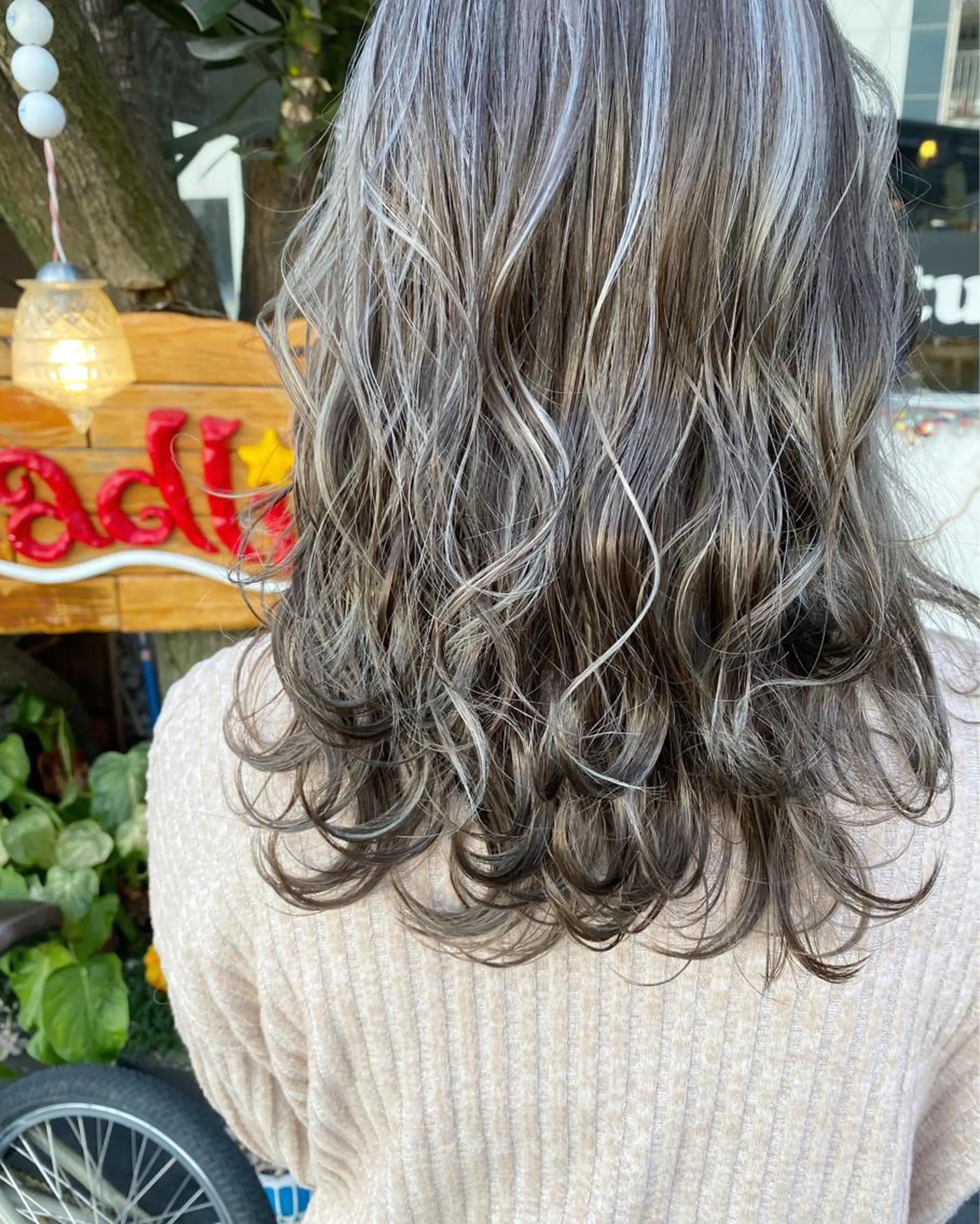 セミロング カラー ブリーチ ヘアカラー トリートメント 玉木 育実のヘアスタイル