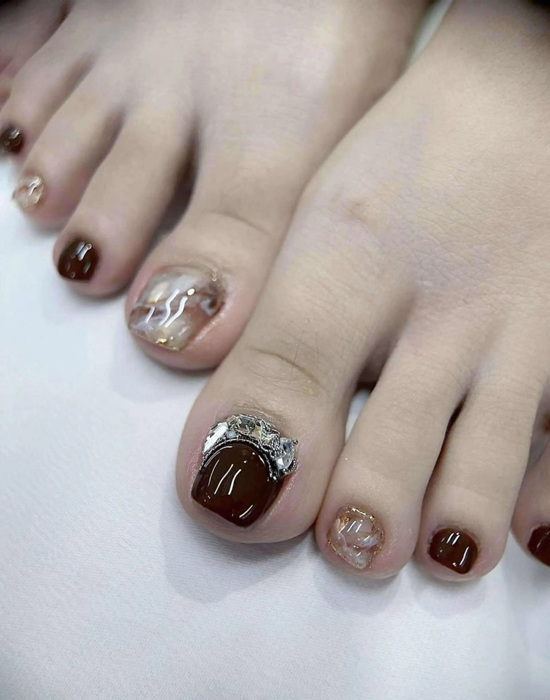 ネイル アートネイル ブラウン ニュアンスネイル シルバー フットネイル ヒユ ビューティーのネイルデザイン