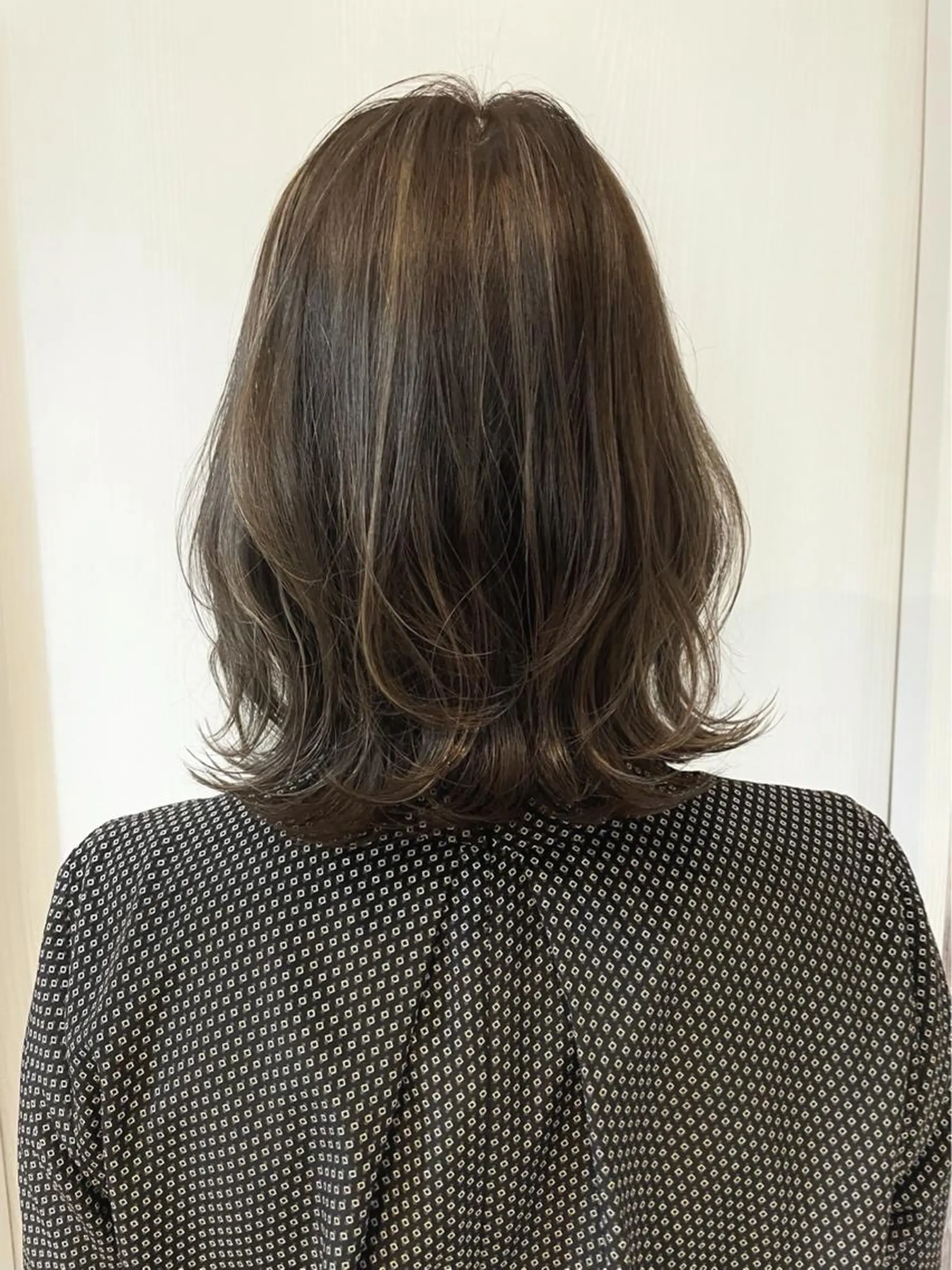 ミディアム ミディアムレイヤー ハイライト レイヤーカット Eleanor梅田店 REMIのヘアスタイル