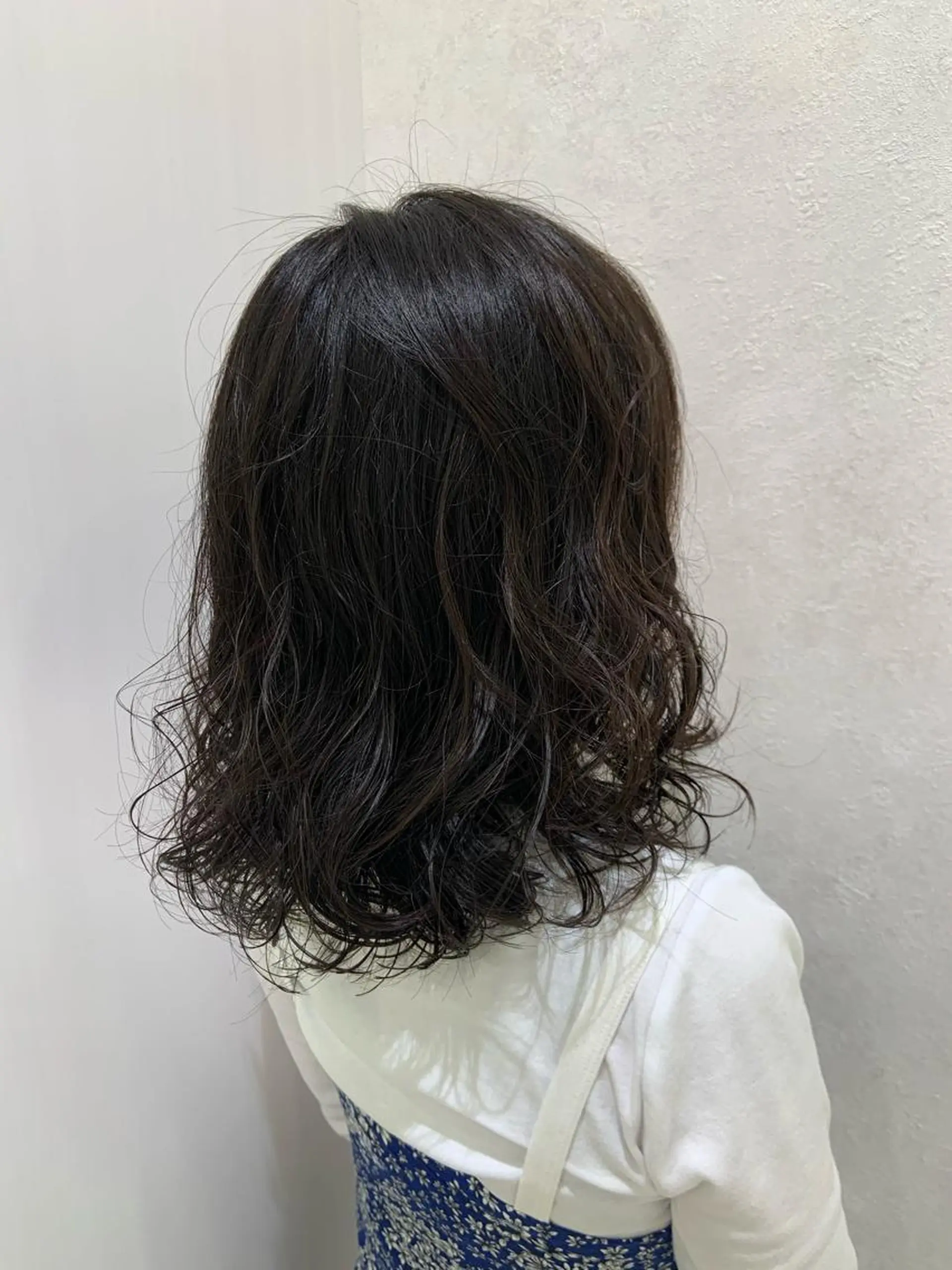 ミディアム パーマ ヘアアレンジ ハイトーンカラー🤍 山下 優華のヘアスタイル