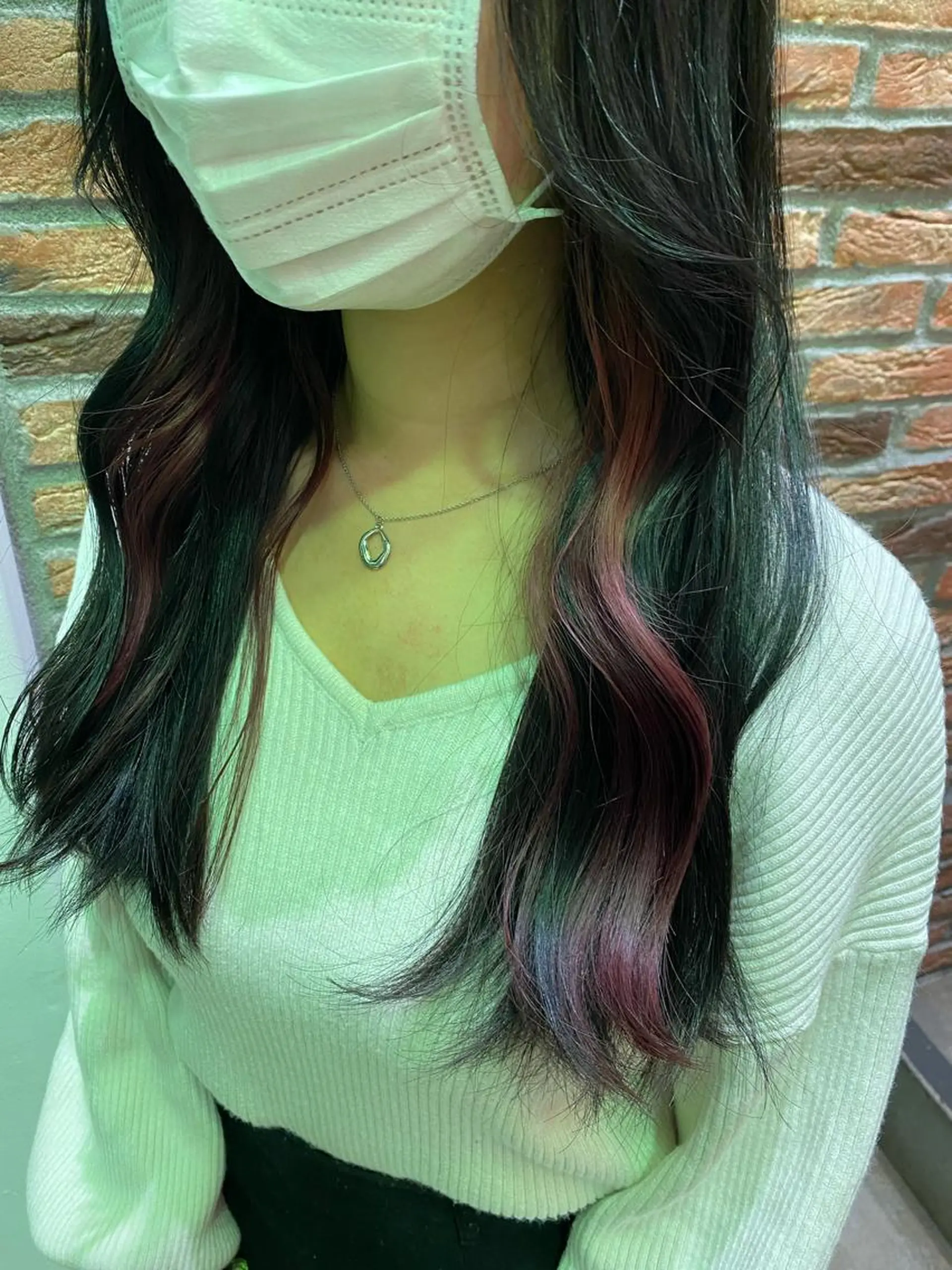 ロング カラー ブリーチ カシス イヤリングカラー ピンクカラー ヘアカラー エクステ／インナー カラー 礒野朱里のヘアスタイル