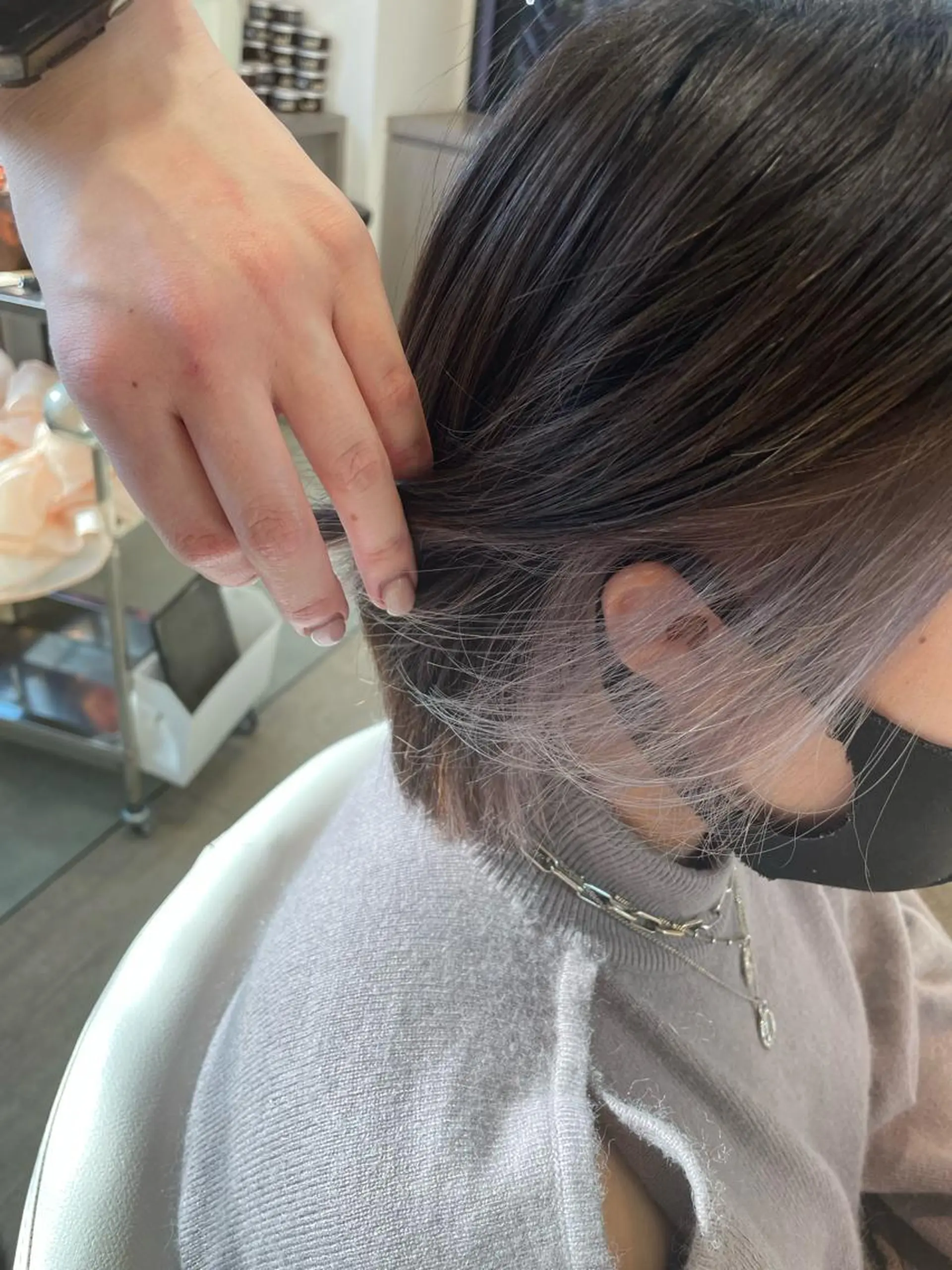 ショート カラー アッシュ ブリーチ シルバー シルバーアッシュ カット ヘアカラー 松佐 ゆかりのヘアスタイル