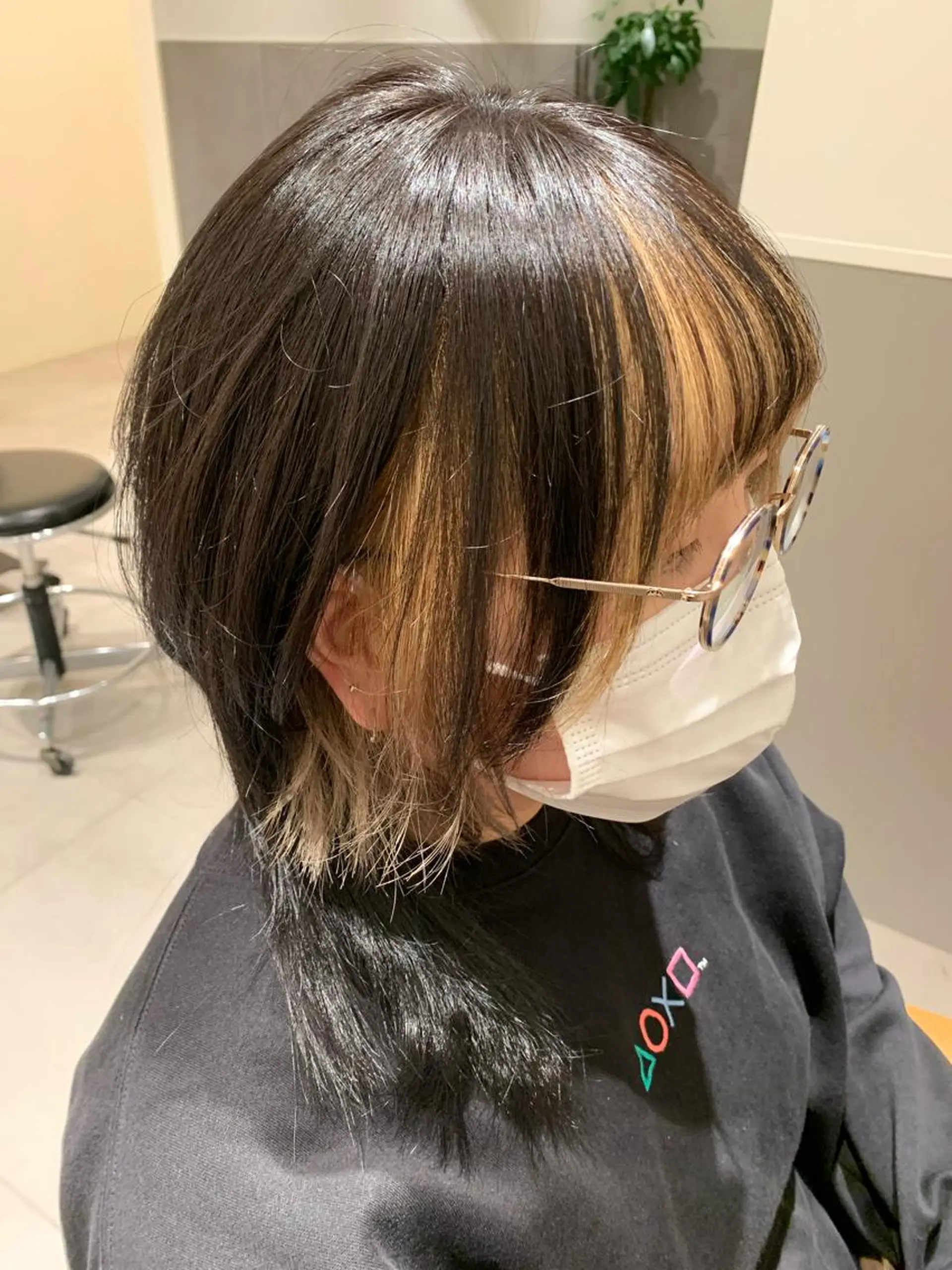 ミディアム カラー ブリーチ ネイビーカラー 若狭 彩花のヘアスタイル