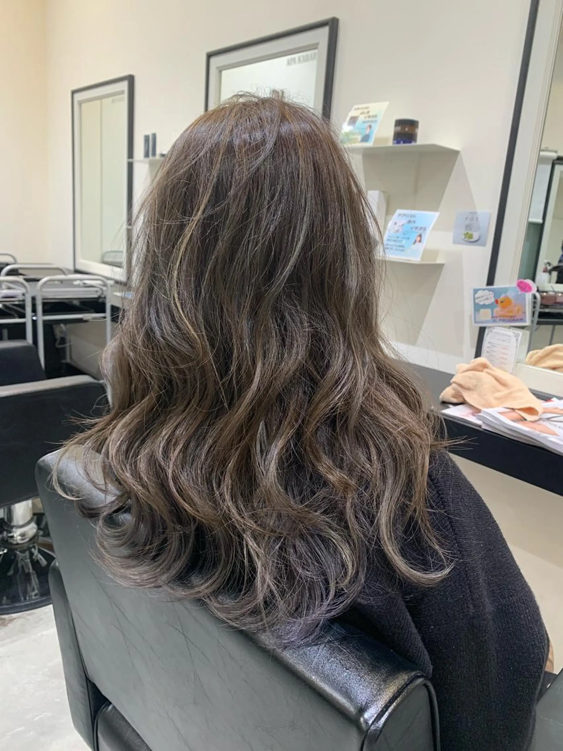 セミロング カラー グレージュ ハイライトカラー インナーカラー ラベンダーカラー ハイライト カット ヘアカラー 喜友名 泉樹のヘアスタイル