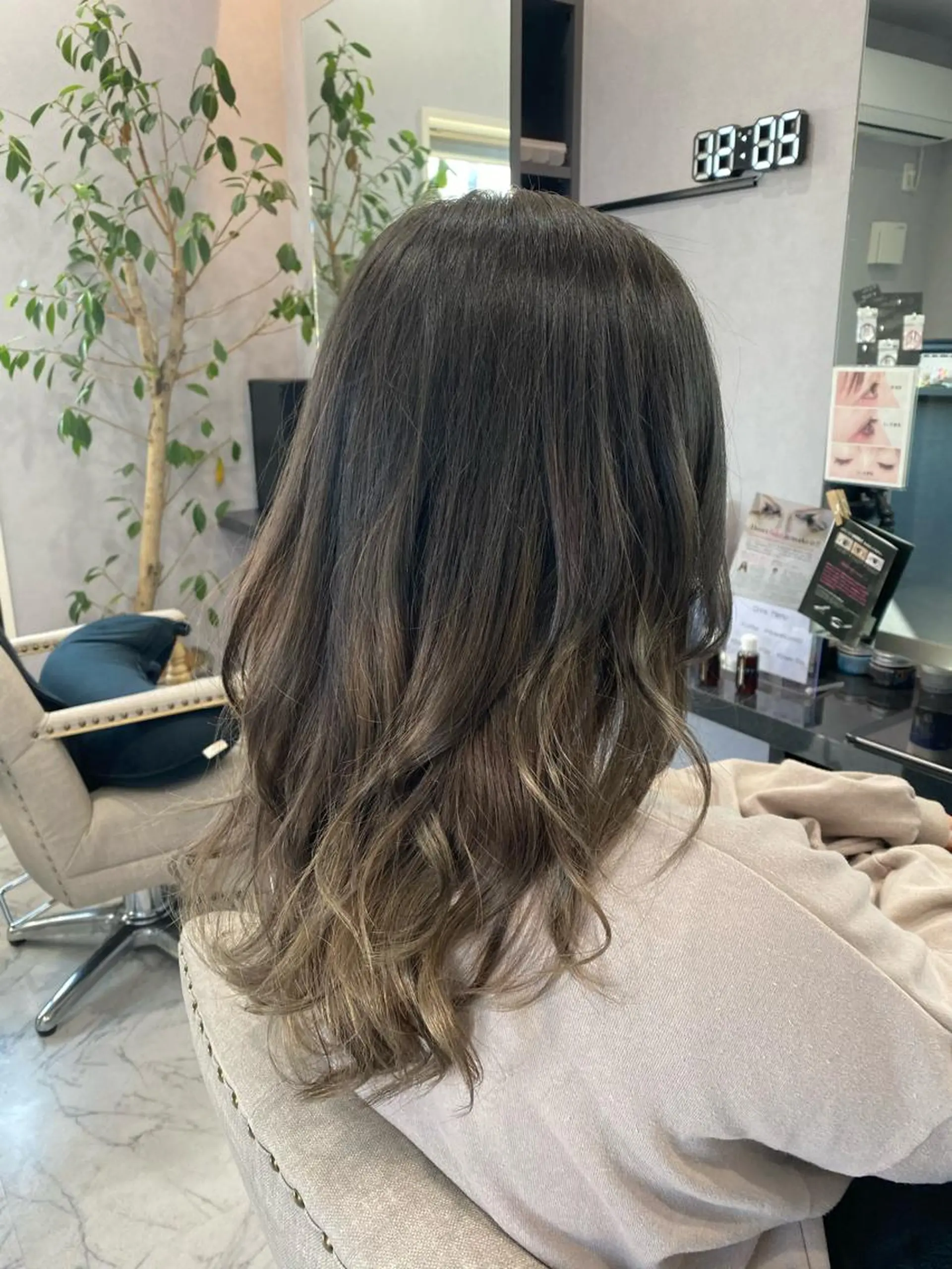 セミロング カラー ヘアカラー FAVORE 【ファヴォーレ】のヘアスタイル