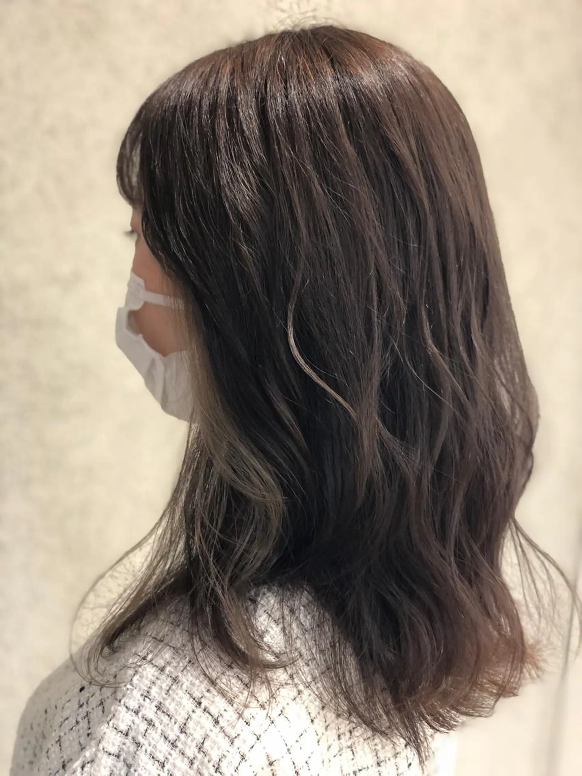 セミロング カラー ブリーチ グレージュ シルバー ヘアカラー 阿部 美咲のヘアスタイル