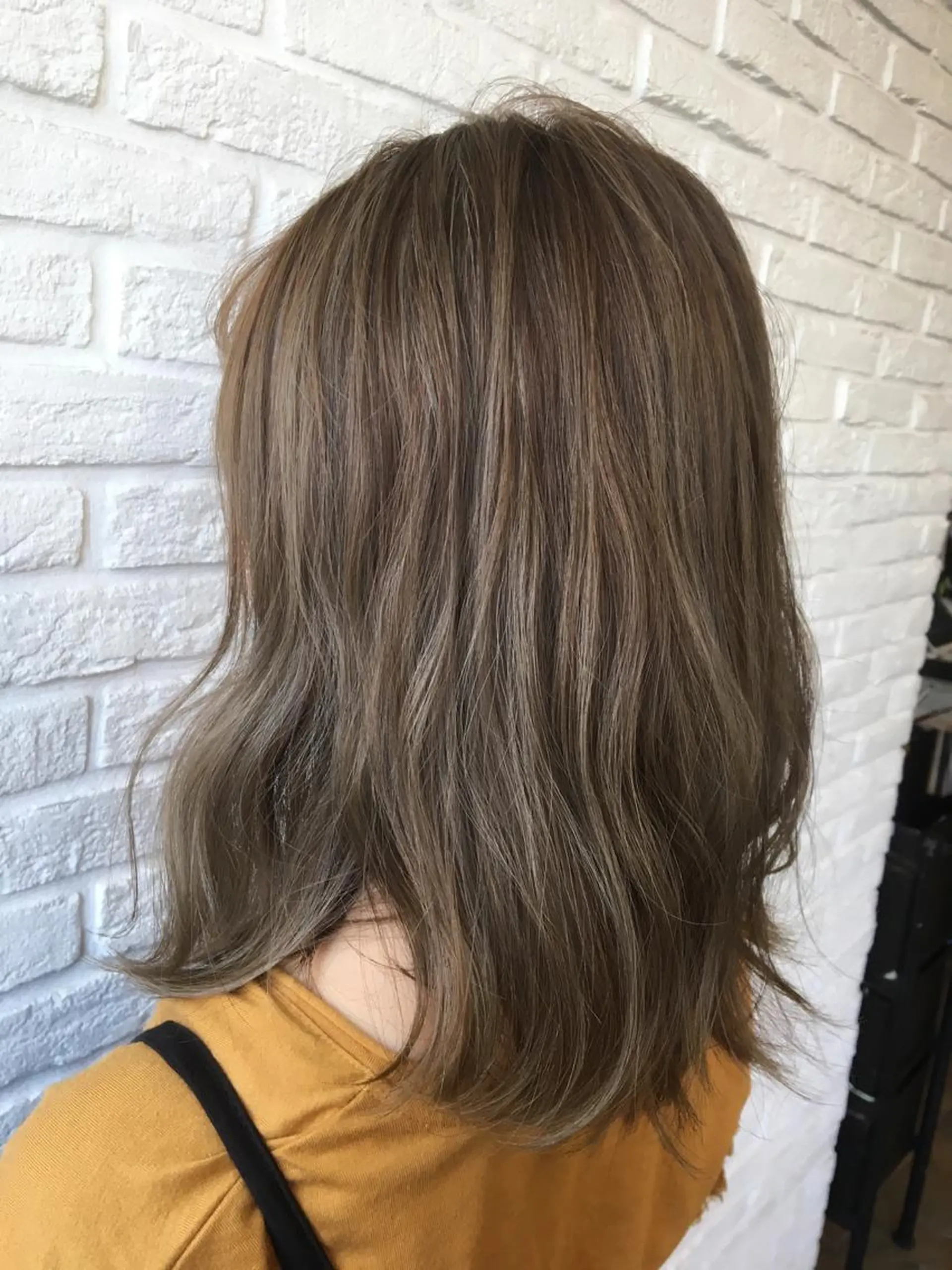 ミディアム カラー ブルーカラー ブルージュ デザインカラー ハイライトカラー ハイライト ヘアカラー 乳井 悠香のヘアスタイル